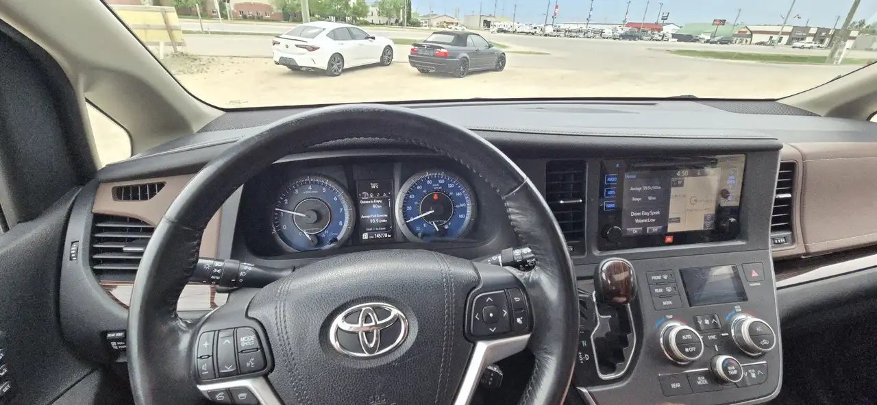 Toyota Sienna снимка Toyota Sienna
