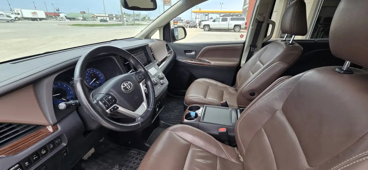 Toyota Sienna снимка Toyota Sienna