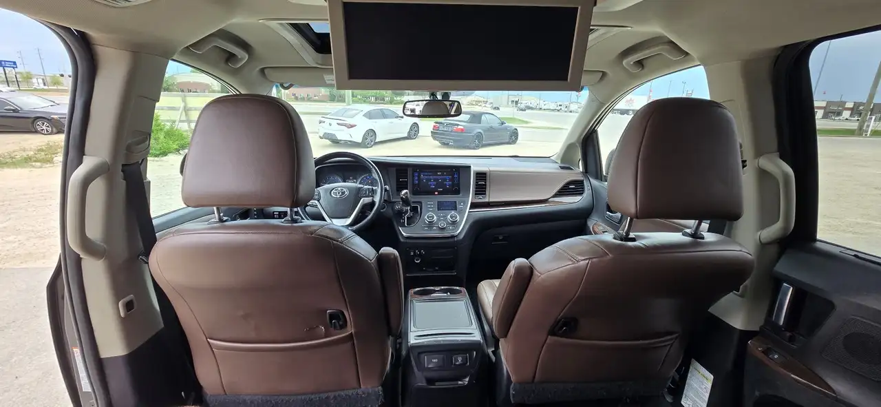 Toyota Sienna снимка Toyota Sienna