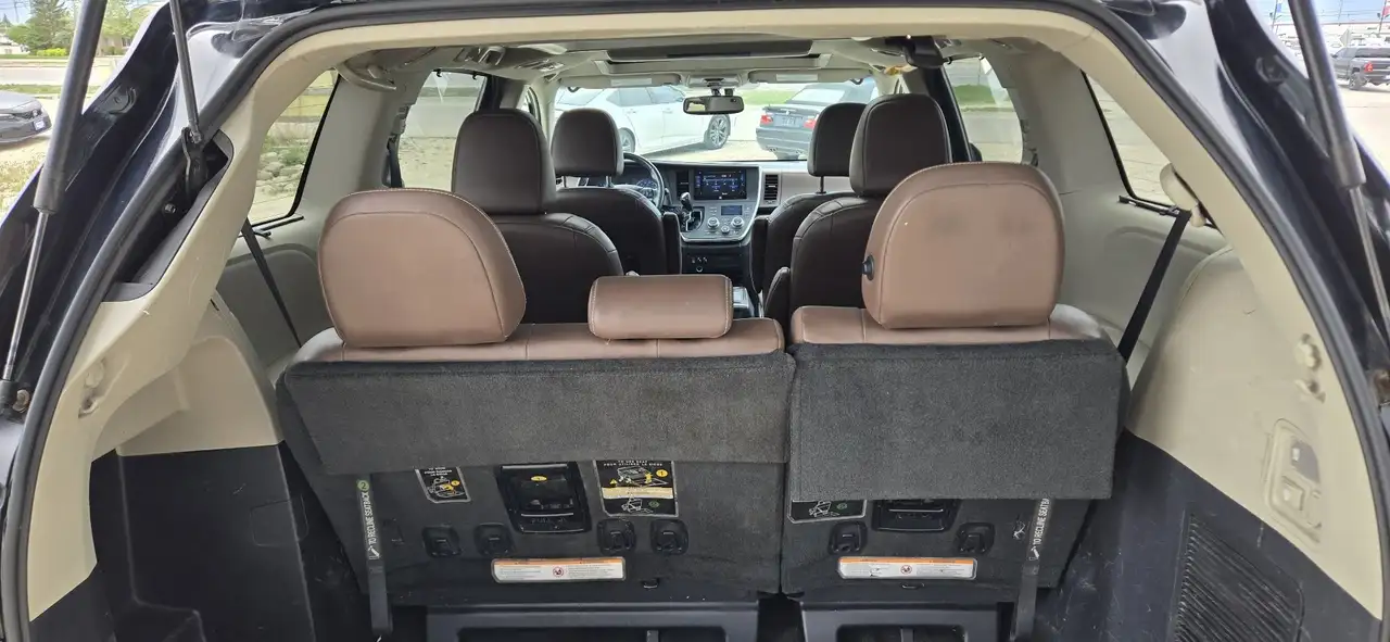 Toyota Sienna снимка Toyota Sienna