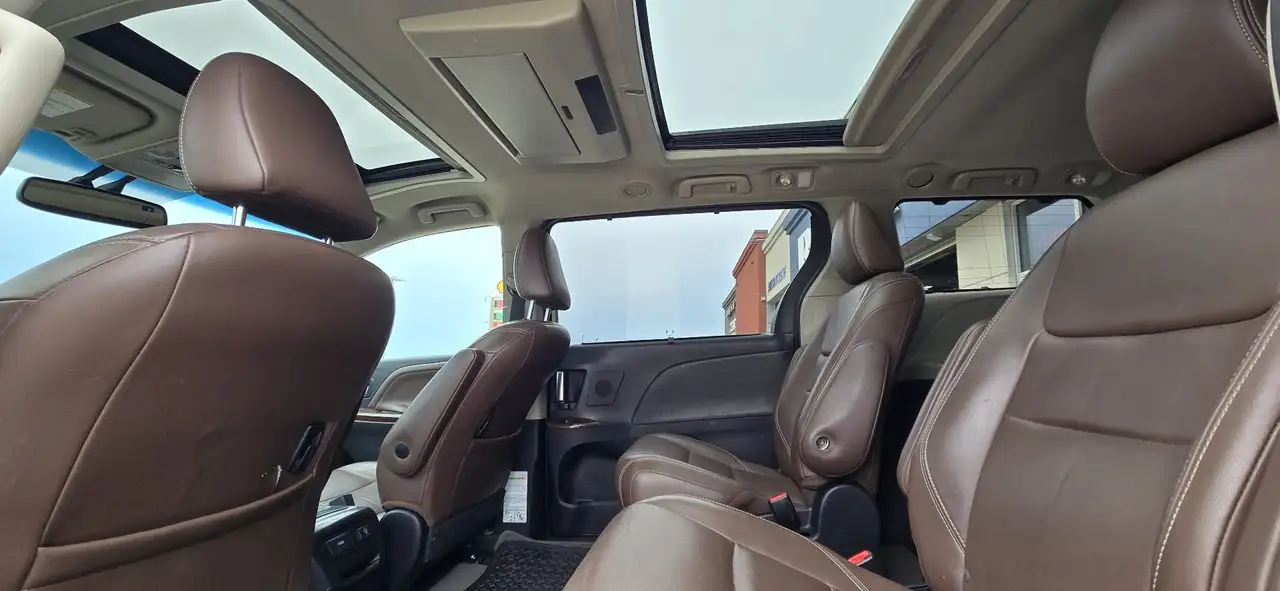 Toyota Sienna снимка Toyota Sienna