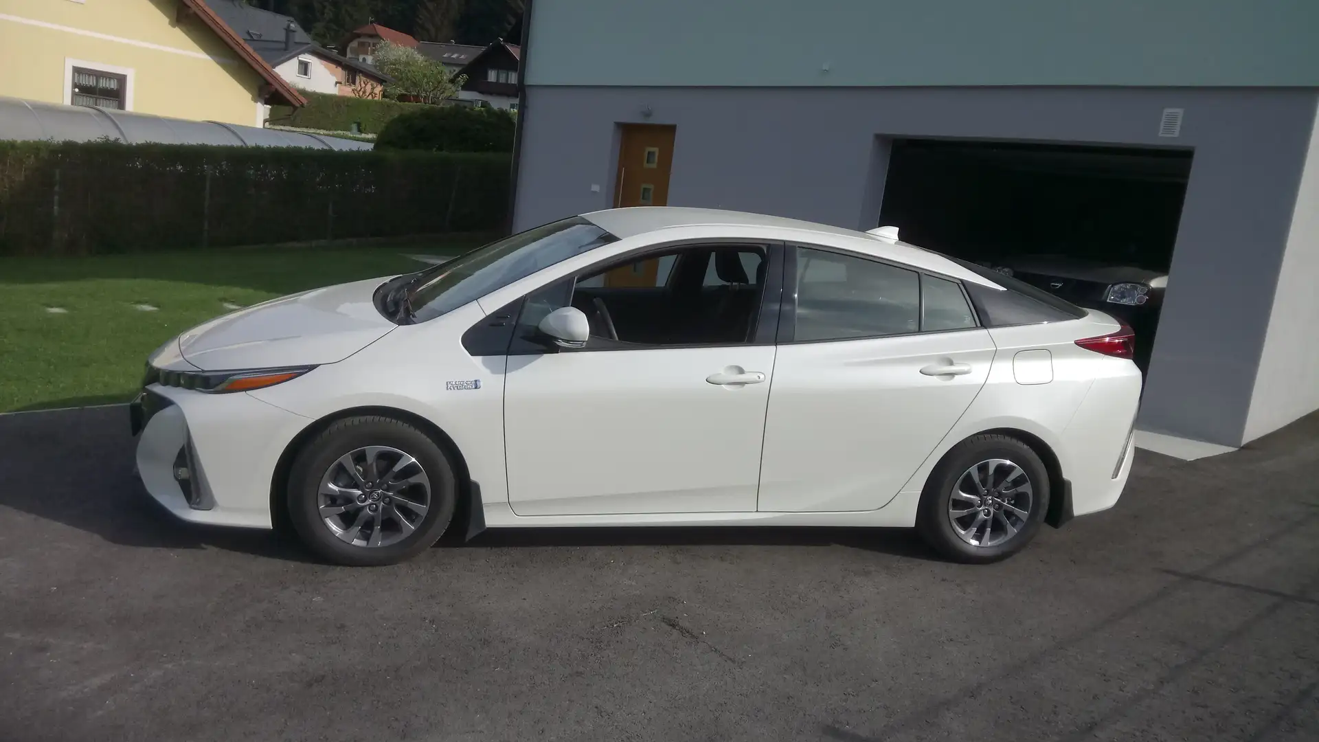 Toyota Prius Prius 1,8 VVT-i Plug-in Hybrid PHEV Lounge Lounge Weiß - 1