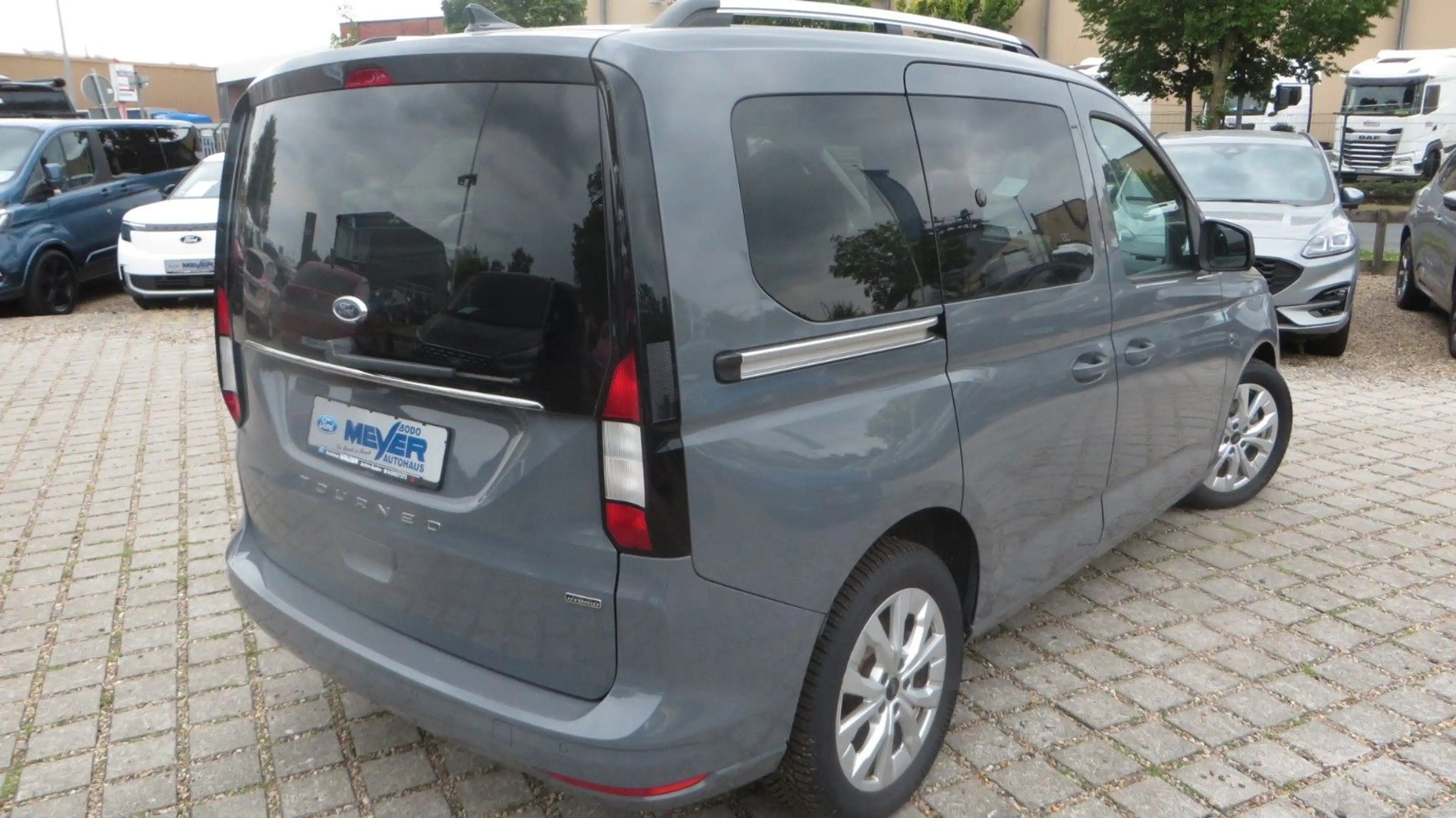 Ford Tourneo Connect PHEV Titanium — photo 3