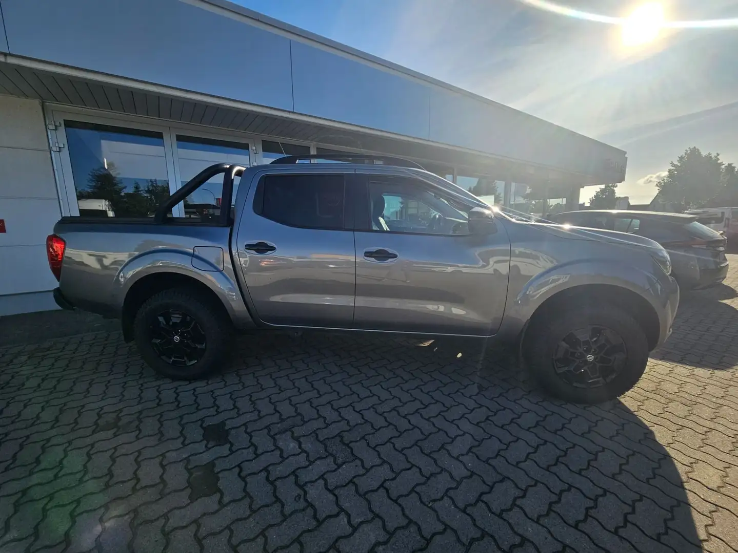 Nissan Navara DC 4x4 Autm. N-Guard LED NAVI Grau - 2