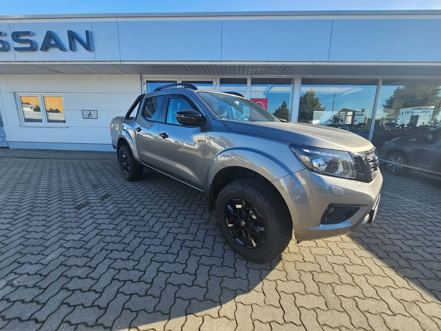 Nissan Navara DC 4x4 Autm. N-Guard LED NAVI Grau - 1