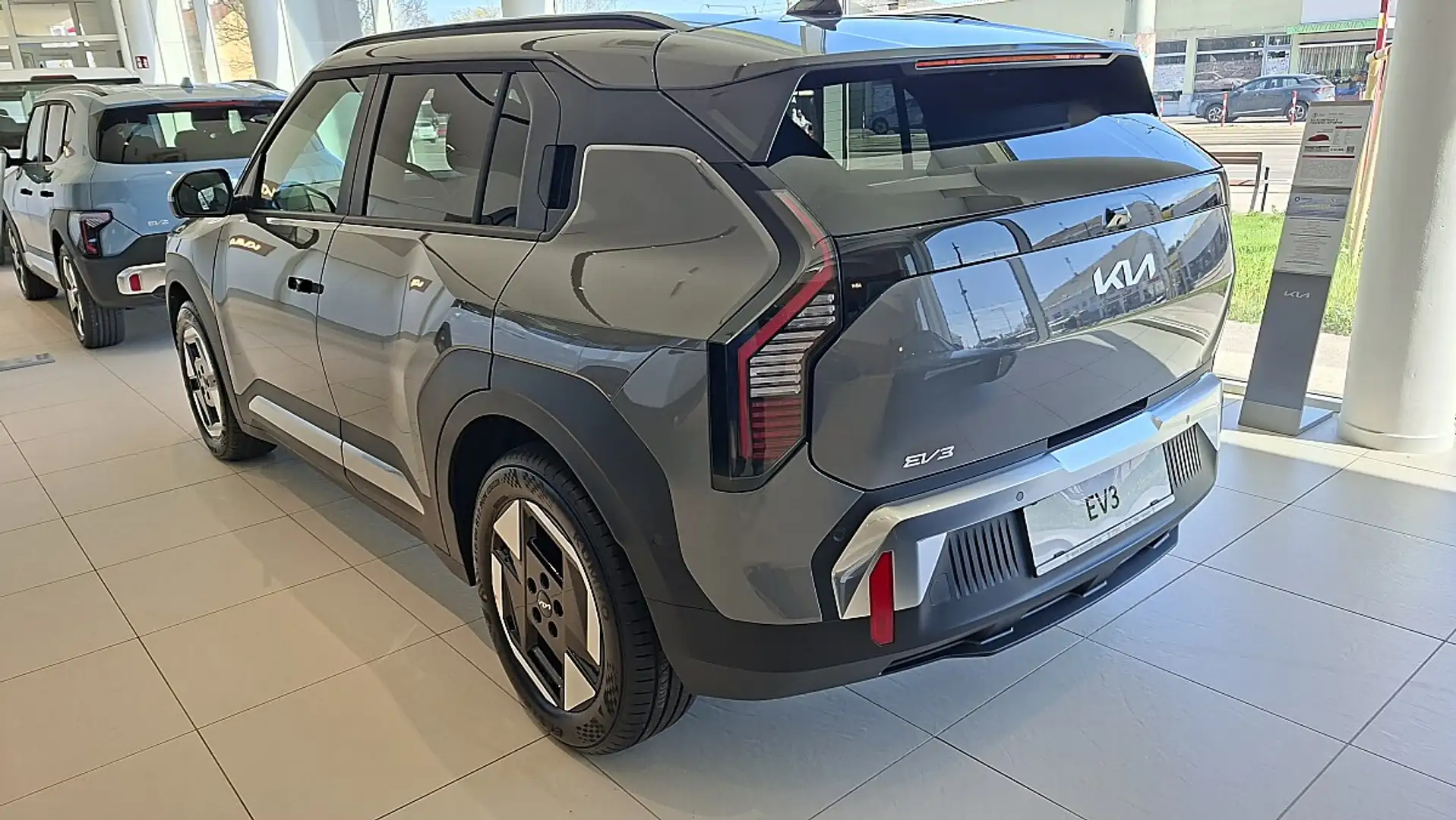 Kia EV3 FWD 81,4kWh Long Range Earth plus AUTO STAHL WI... Grau - 2