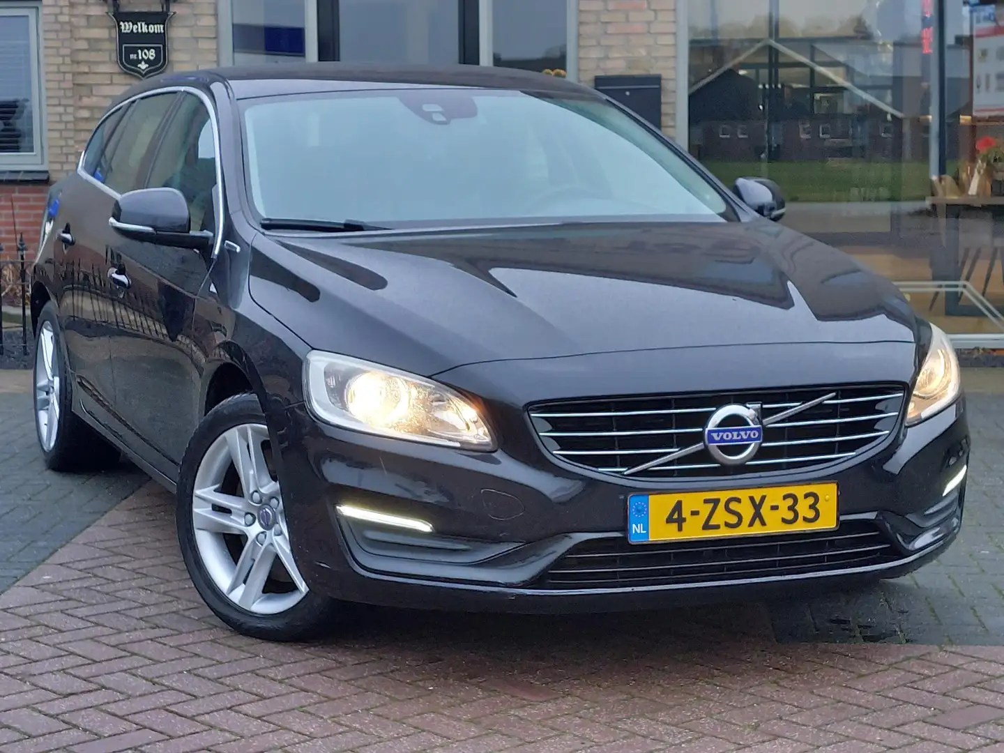 Volvo V60 2.4 D6 AWD Plug-In Hybrid | 7 persoons | Leder | T Zwart - 2