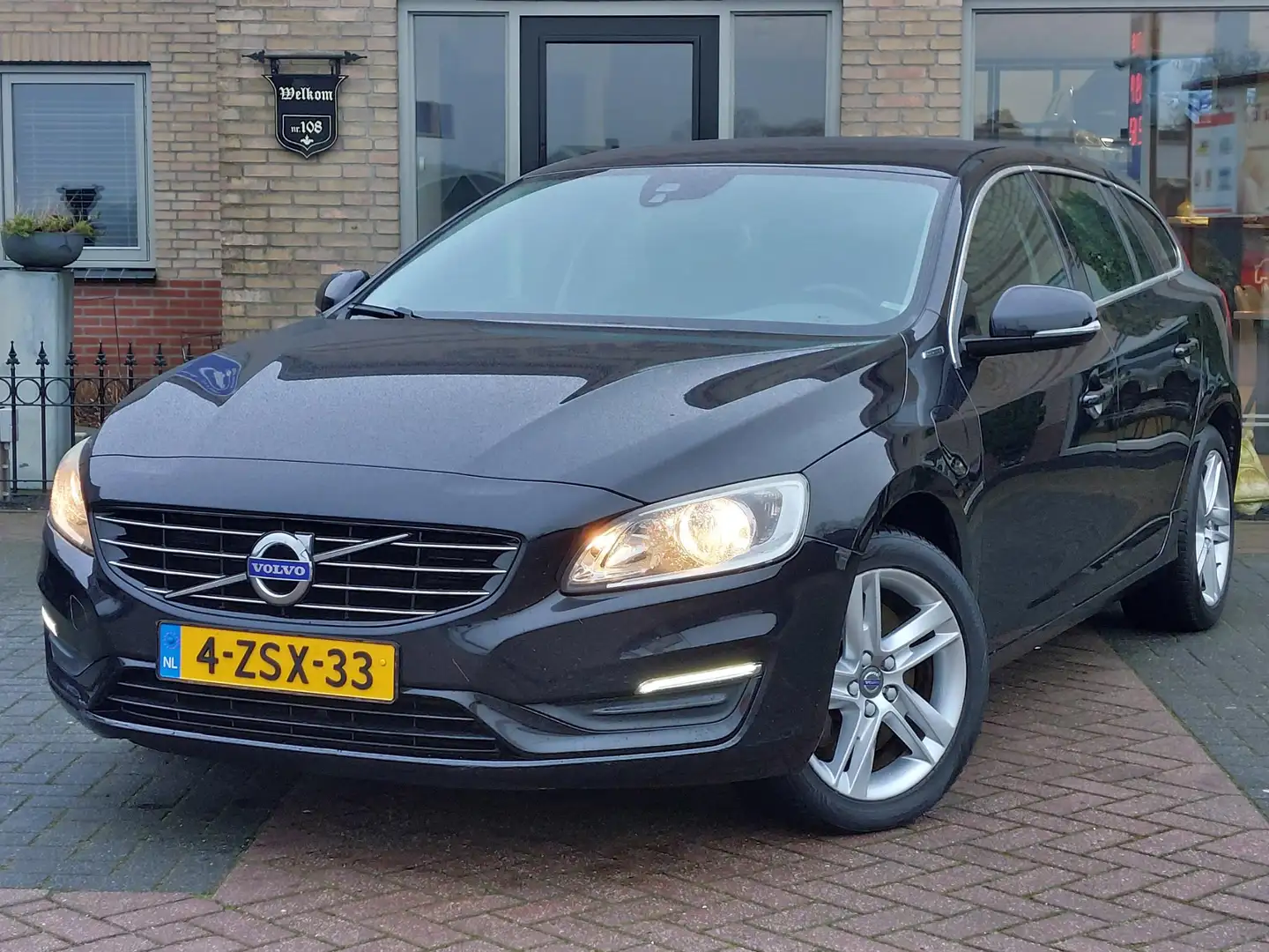 Volvo V60 2.4 D6 AWD Plug-In Hybrid | 7 persoons | Leder | T Zwart - 1