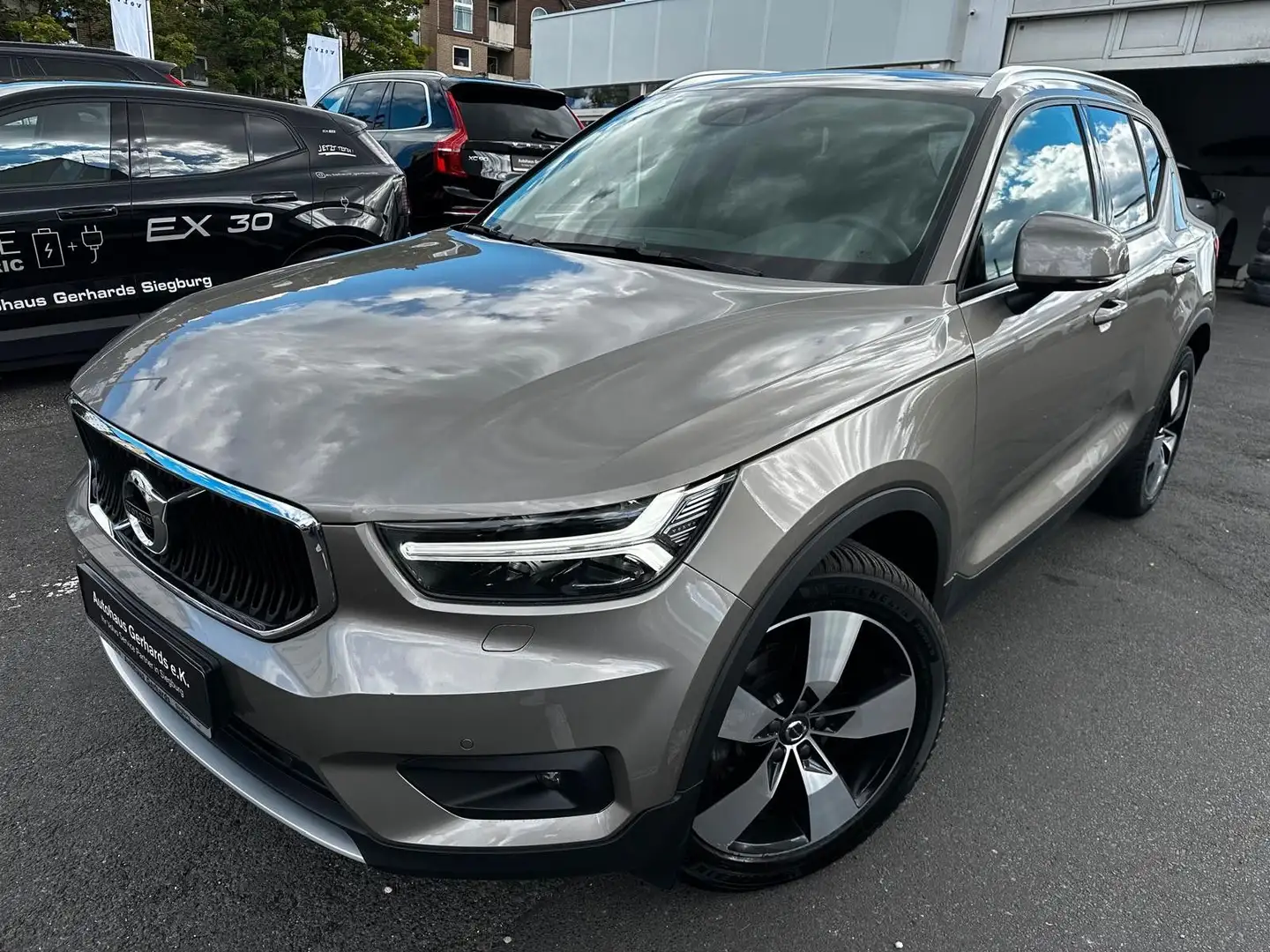 Volvo XC40 T2 Momentum Pro,ACC,BLIS,LED,Kamera,L+Sheiz Gris - 1