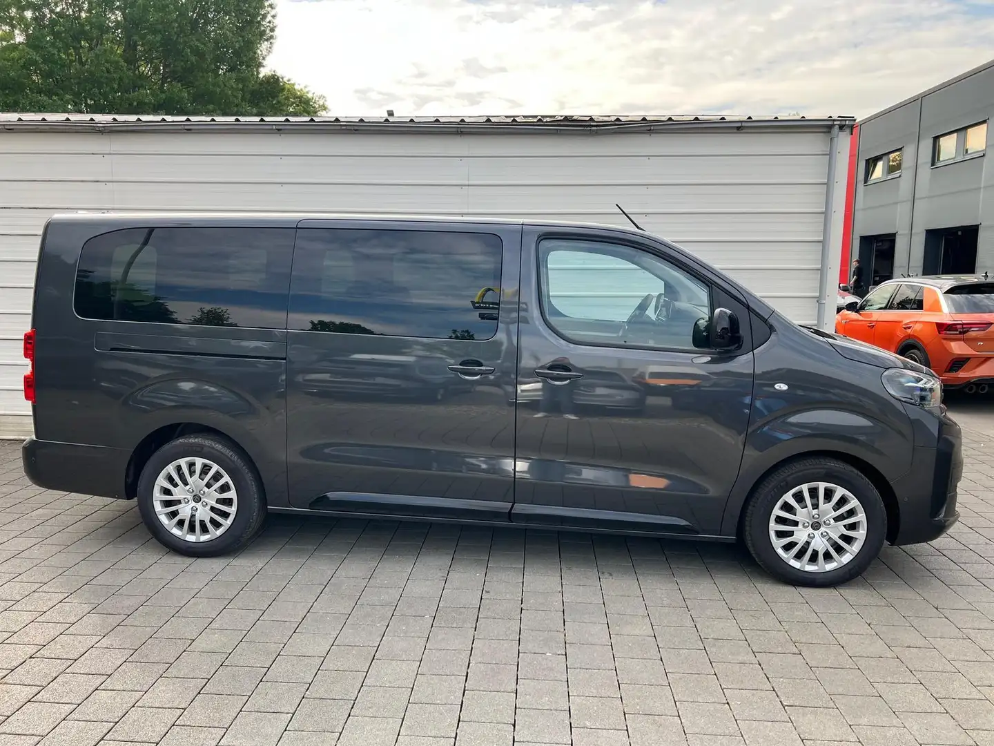 Peugeot Traveller Business L3 BHDI 180 *AHK*ACC*KAMERA*NAVI 132 k... Grau - 2
