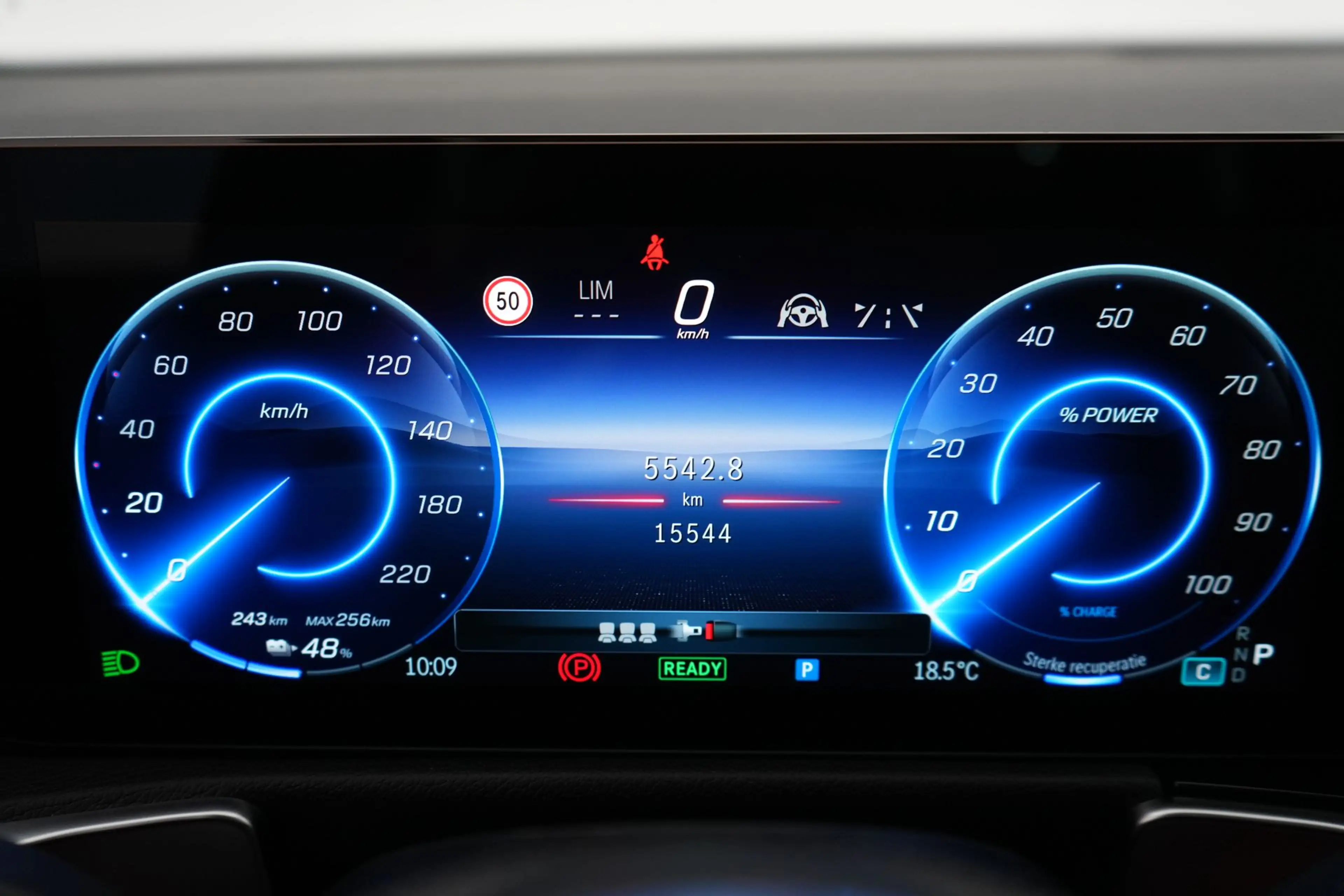 Mercedes-Benz EQB 250 250+ Luxury Line LEDER/CUIR LED GPS PDC CAM Pano B — photo 14