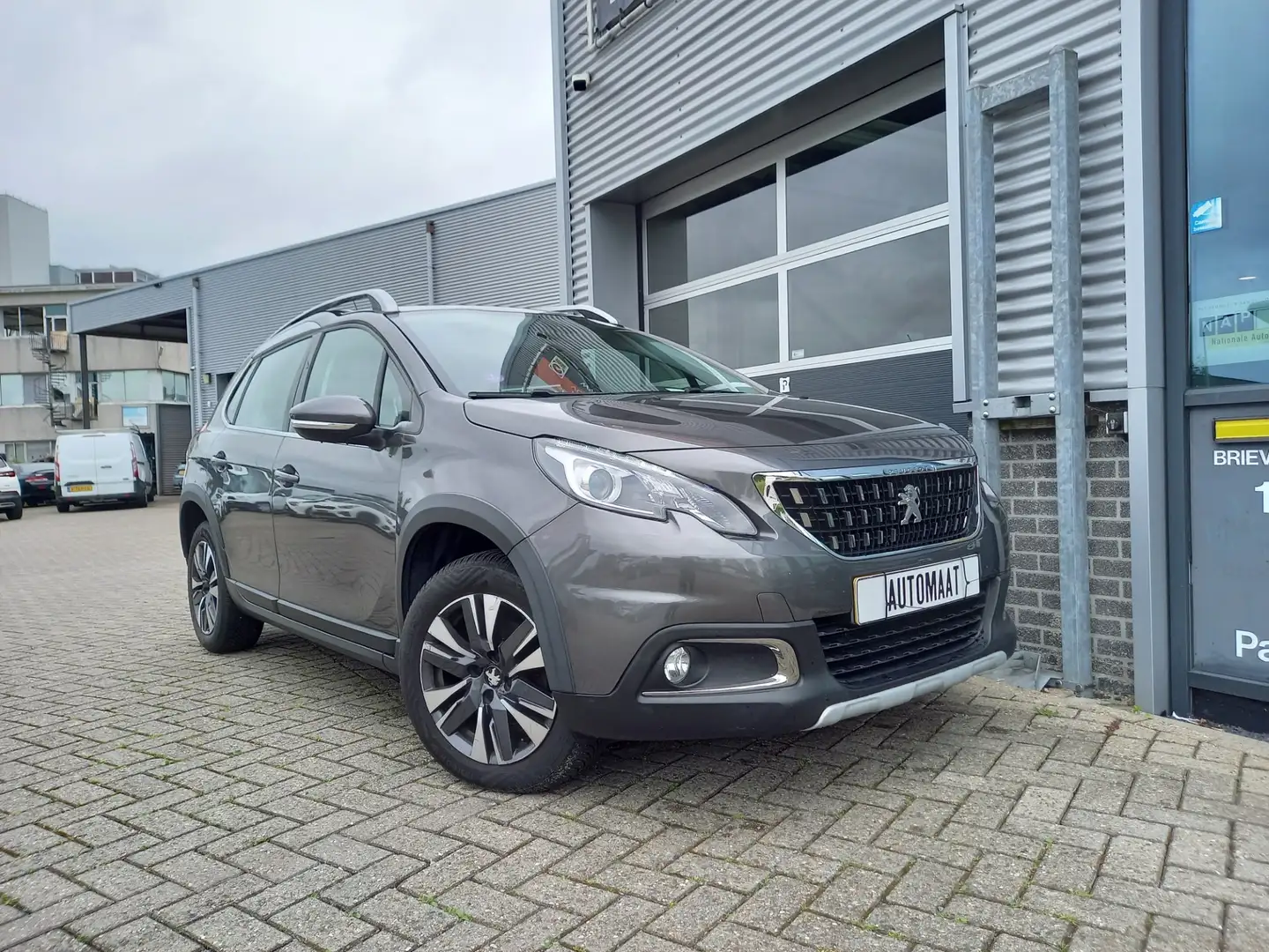 Peugeot 2008 1.2 PureTech Allure AUTOMAAT - PANO - CAMERA - TRE Grijs - 2