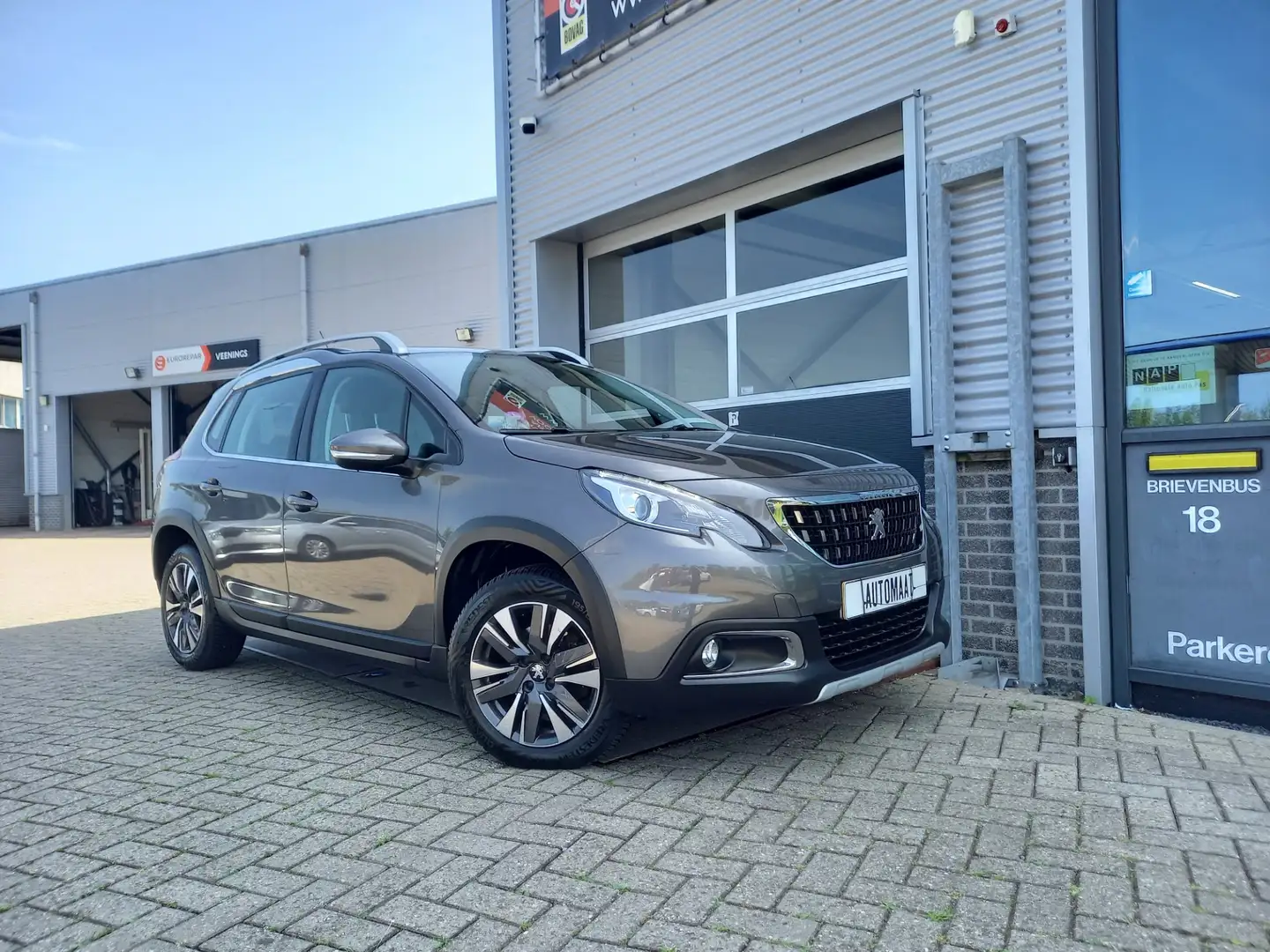 Peugeot 2008 1.2 PureTech Allure AUTOMAAT - PANO - CAMERA - TRE Gris - 2