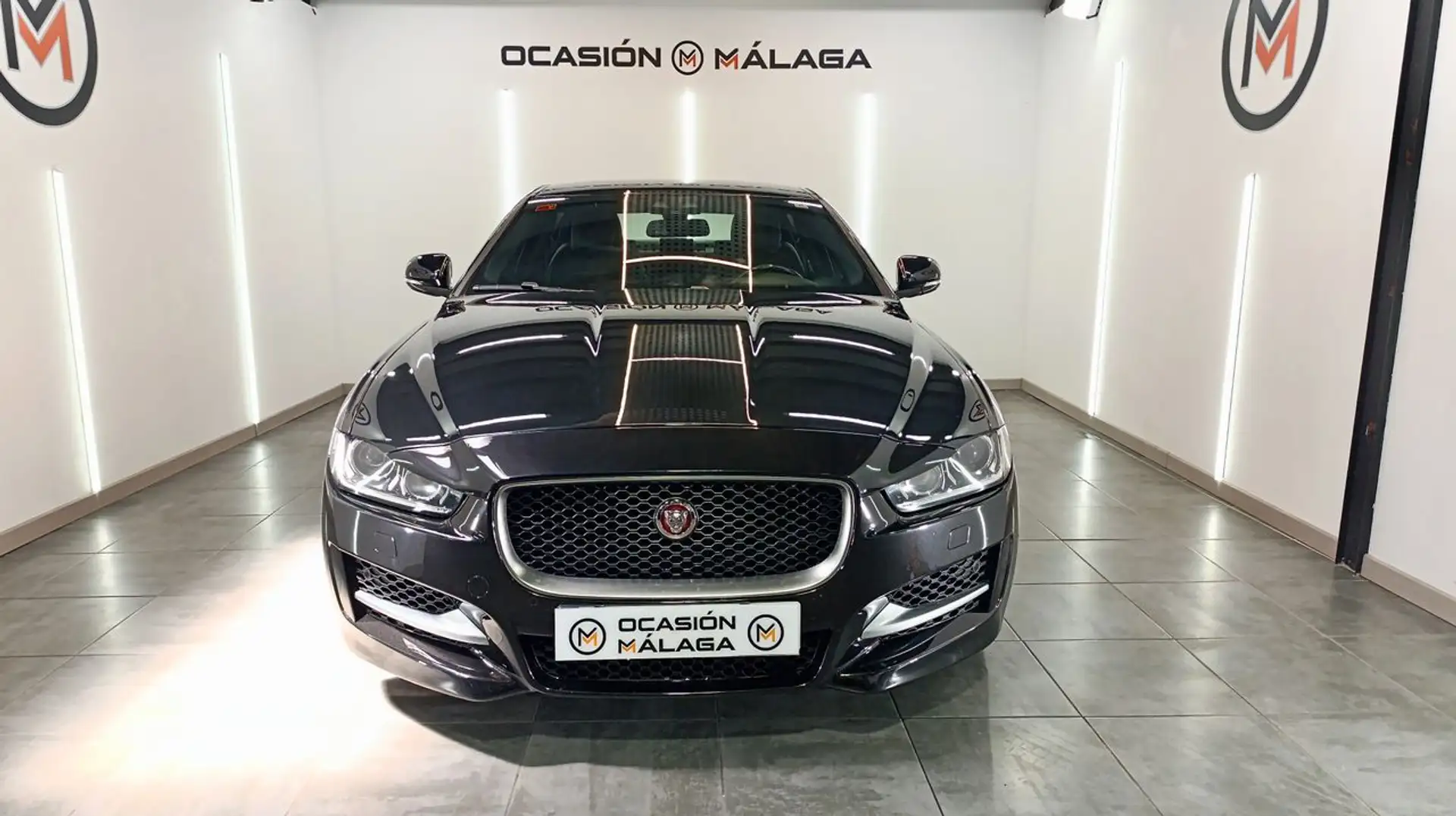 Jaguar XE 2.0 Diesel R-Sport AWD Aut. 180 Černá - 2
