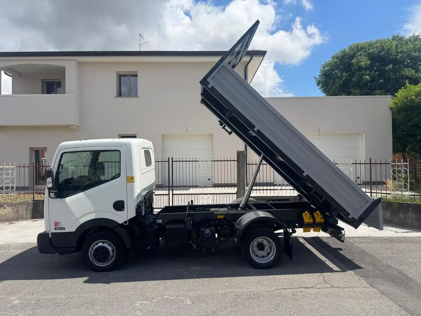 Nissan Cabstar - 1