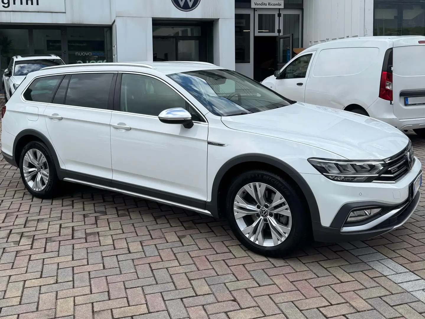 Volkswagen Passat Alltrack 2.0 TDI 200 Cv 4Motion DSG Wit - 2