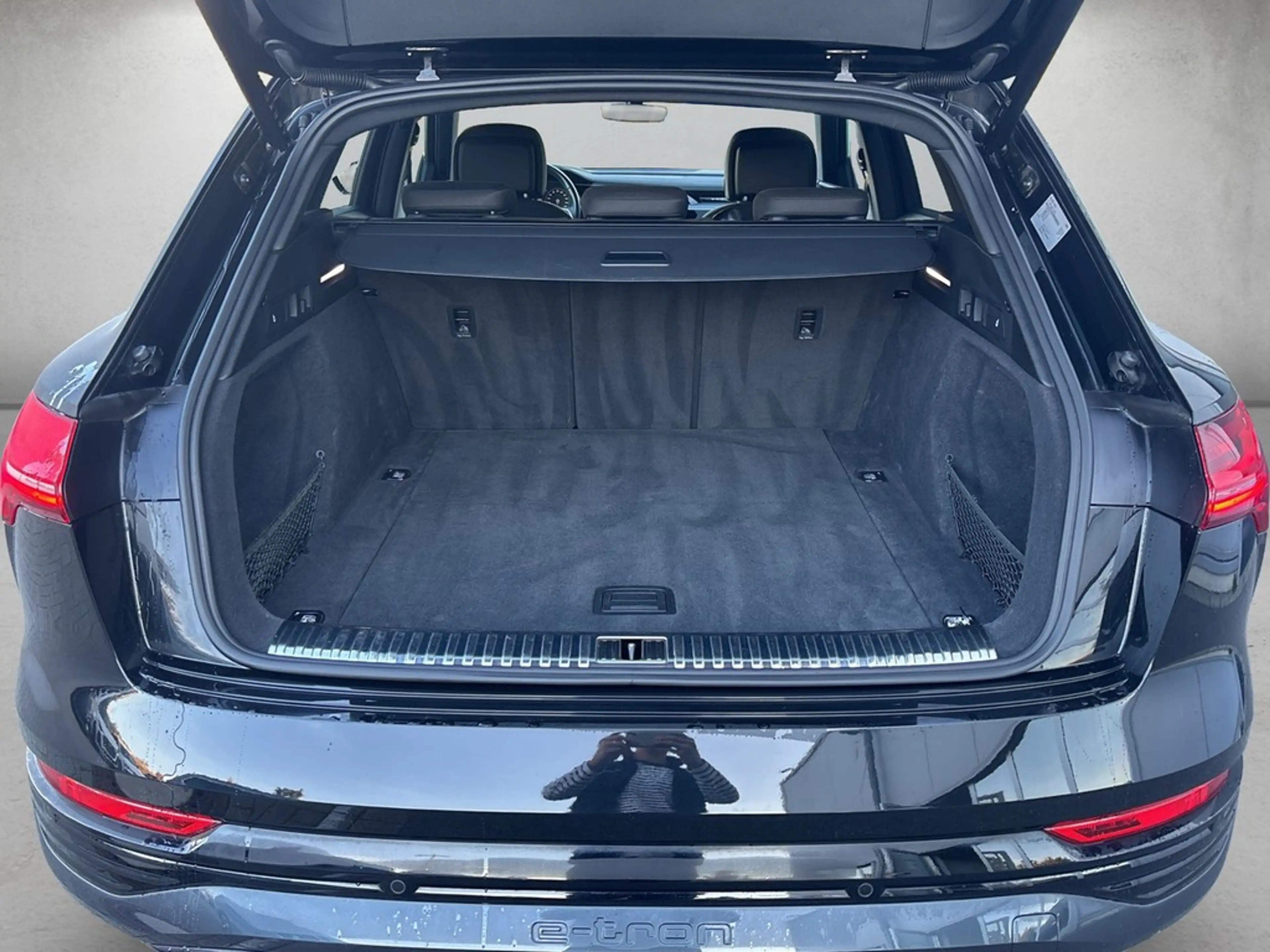 Audi Q8 e-tron advanced 55 quattro *SOH99%*Matrix*AHK — photo 6