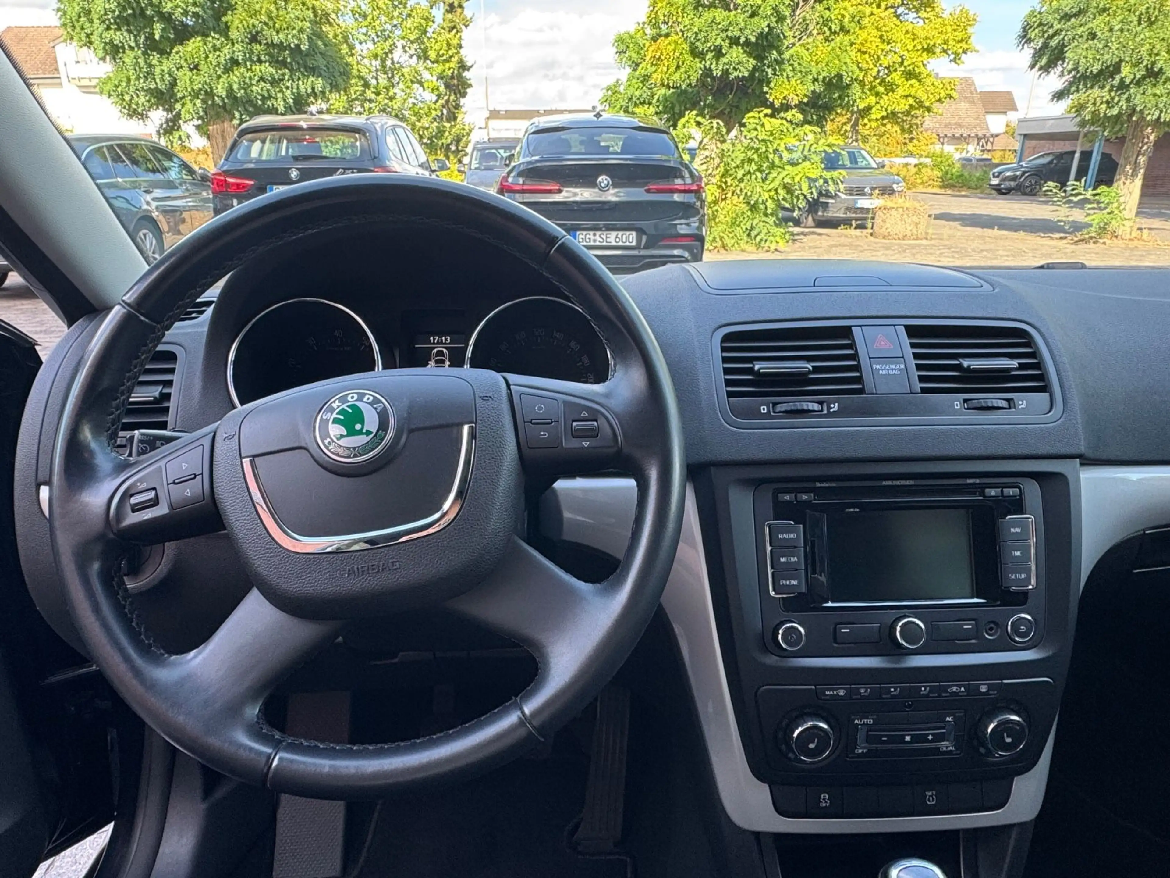 Skoda Yeti Ambition Plus Edition *NAVI*PDC*AHK*SHZ* — photo 14