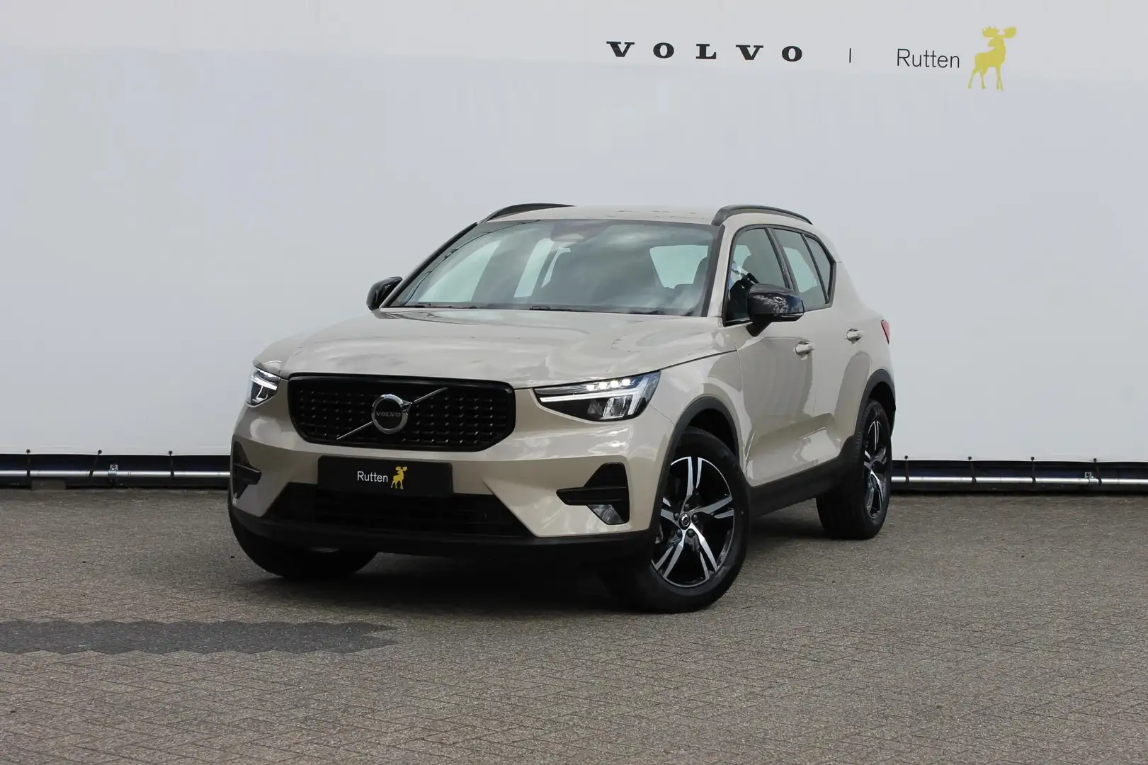 Volvo XC40 B4 211PK automaat Plus Dark Adaptieve Cruise Contr Beige - 2