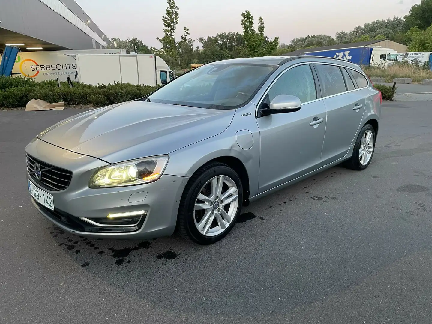 Volvo V60 D6 Plug-In-Hybrid AWD Geartronic Summum - 1