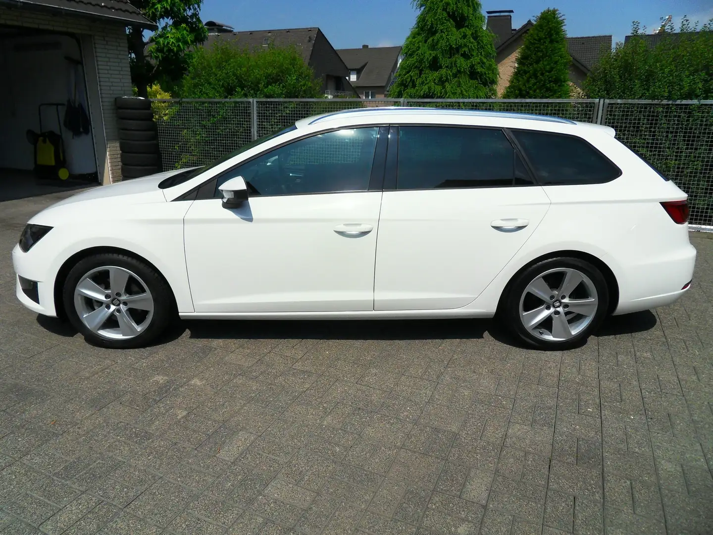 SEAT Leon FR-Navi-LED-GRA-Sitzheizung-17"Alu-Scheckh.-2.Hand Weiß - 1
