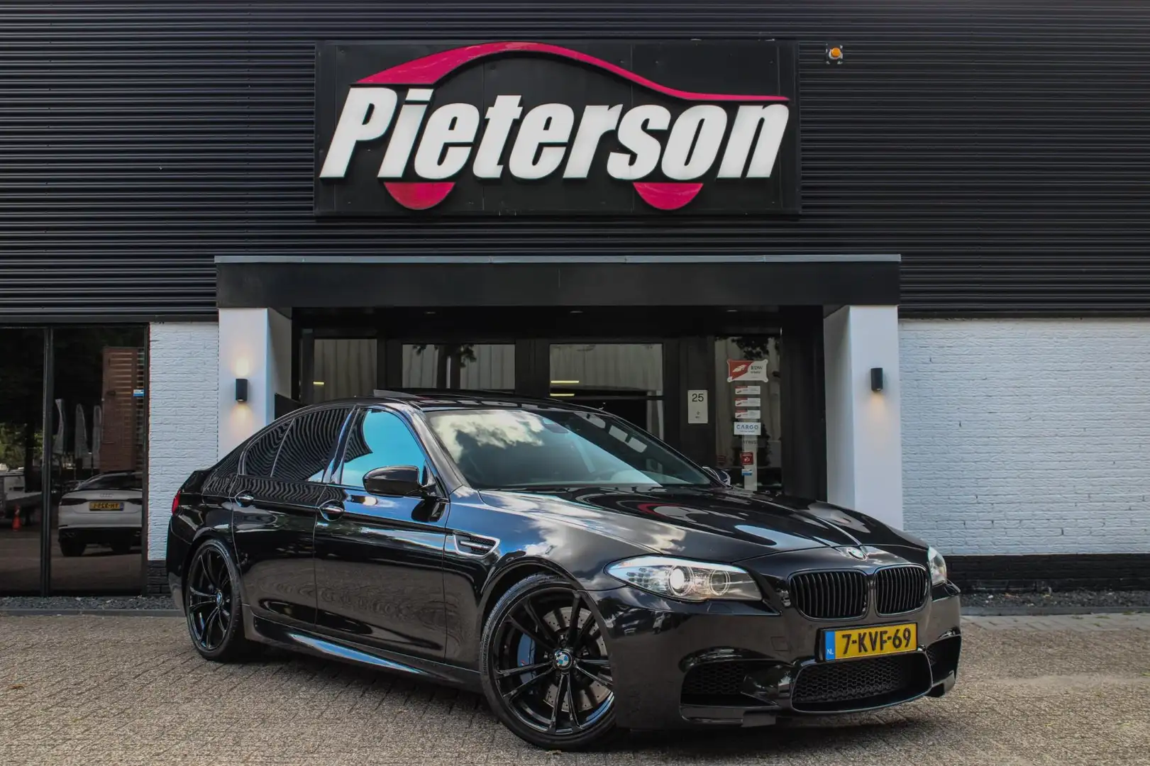 BMW M5 5-serie PANO MEMORY HUD DEALER OH LEES TEKST! Černá - 1
