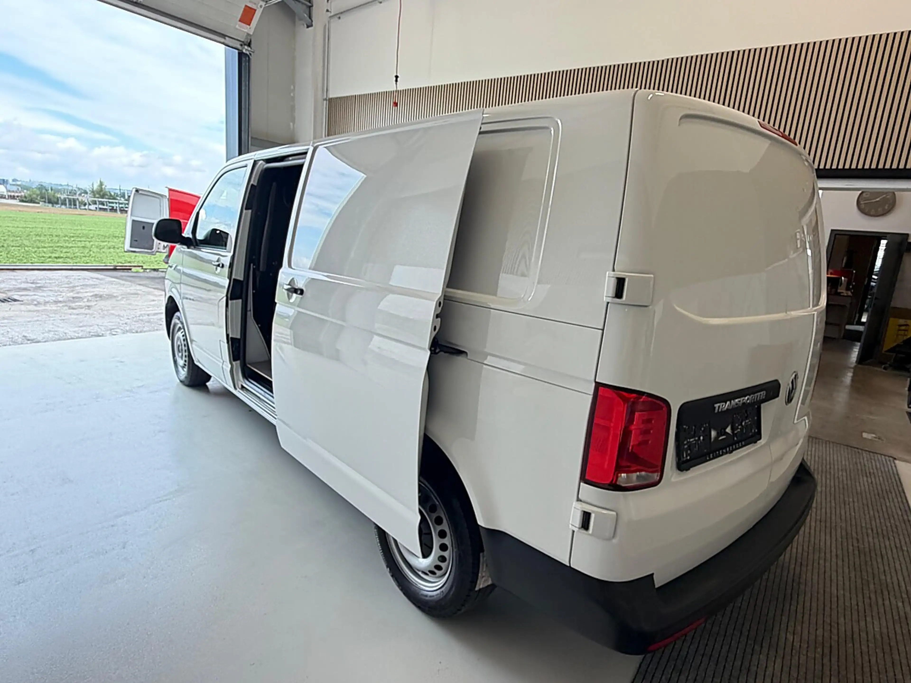 Volkswagen T6.1 Transporter LR Flügeltüren L2H1 Servotronic, Standheizung, ... — photo 6