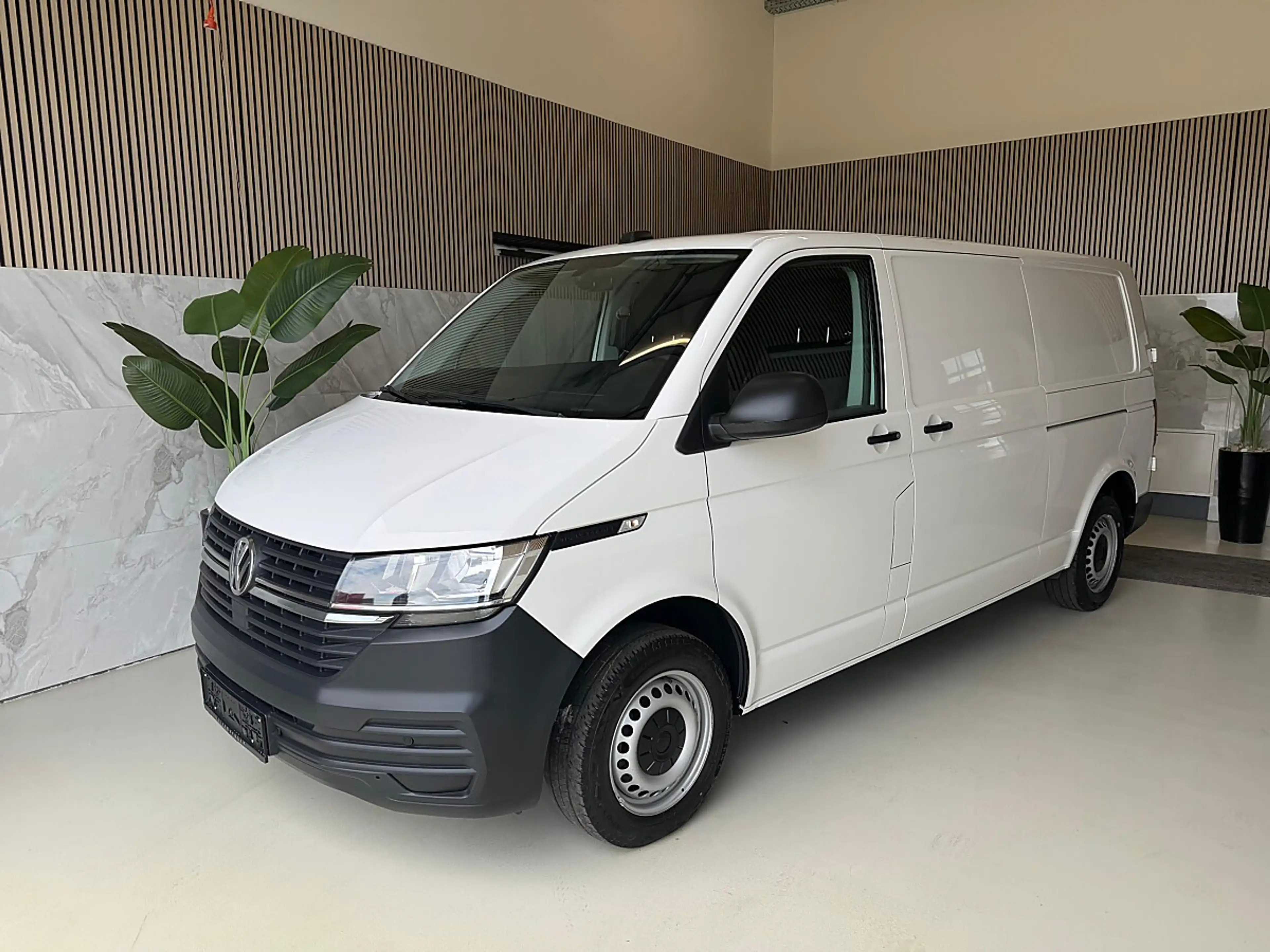 Volkswagen T6.1 Transporter LR Flügeltüren L2H1 Servotronic, Standheizung, ... — photo 2