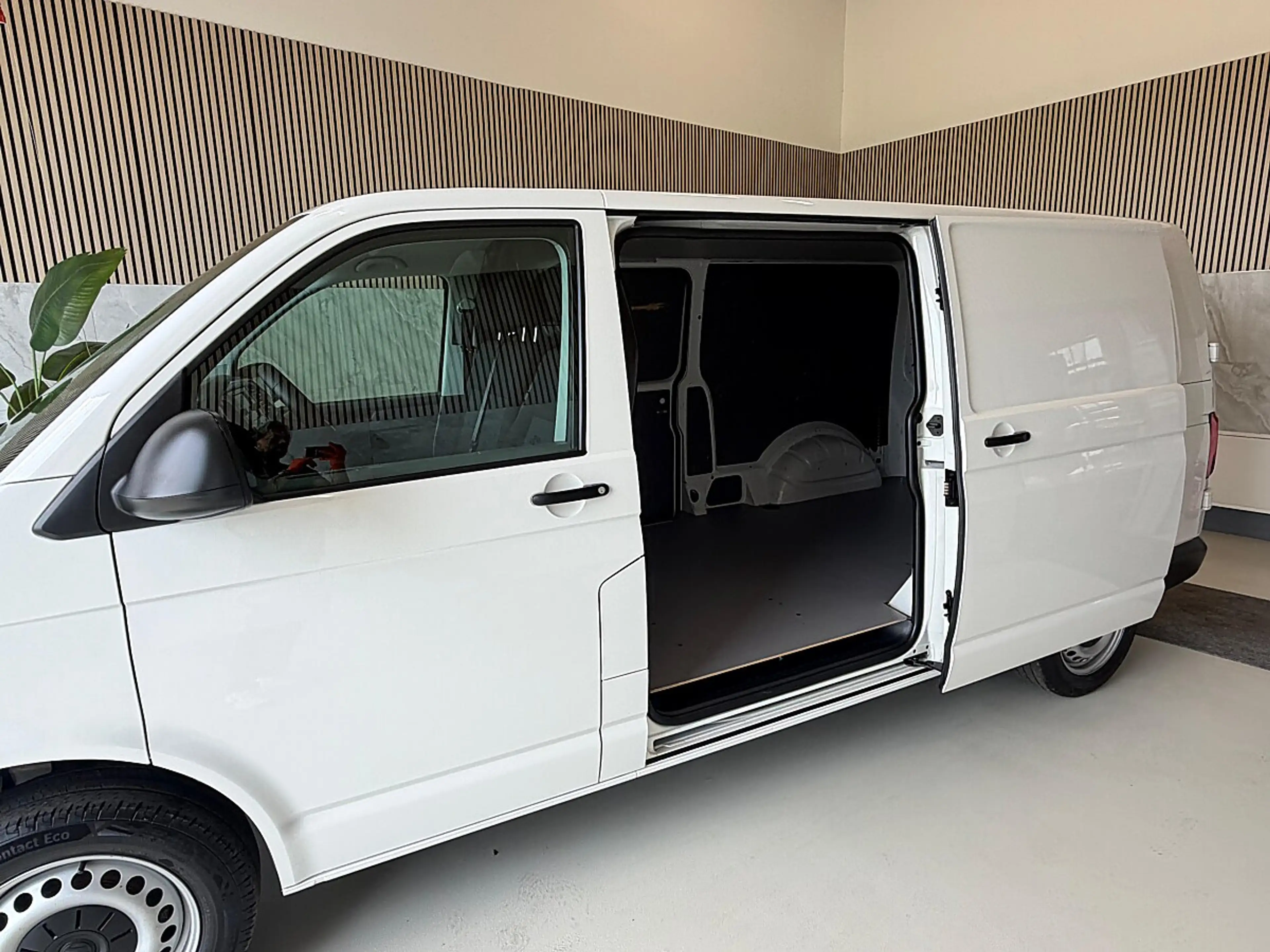 Volkswagen T6.1 Transporter LR Flügeltüren L2H1 Servotronic, Standheizung, ... — photo 8