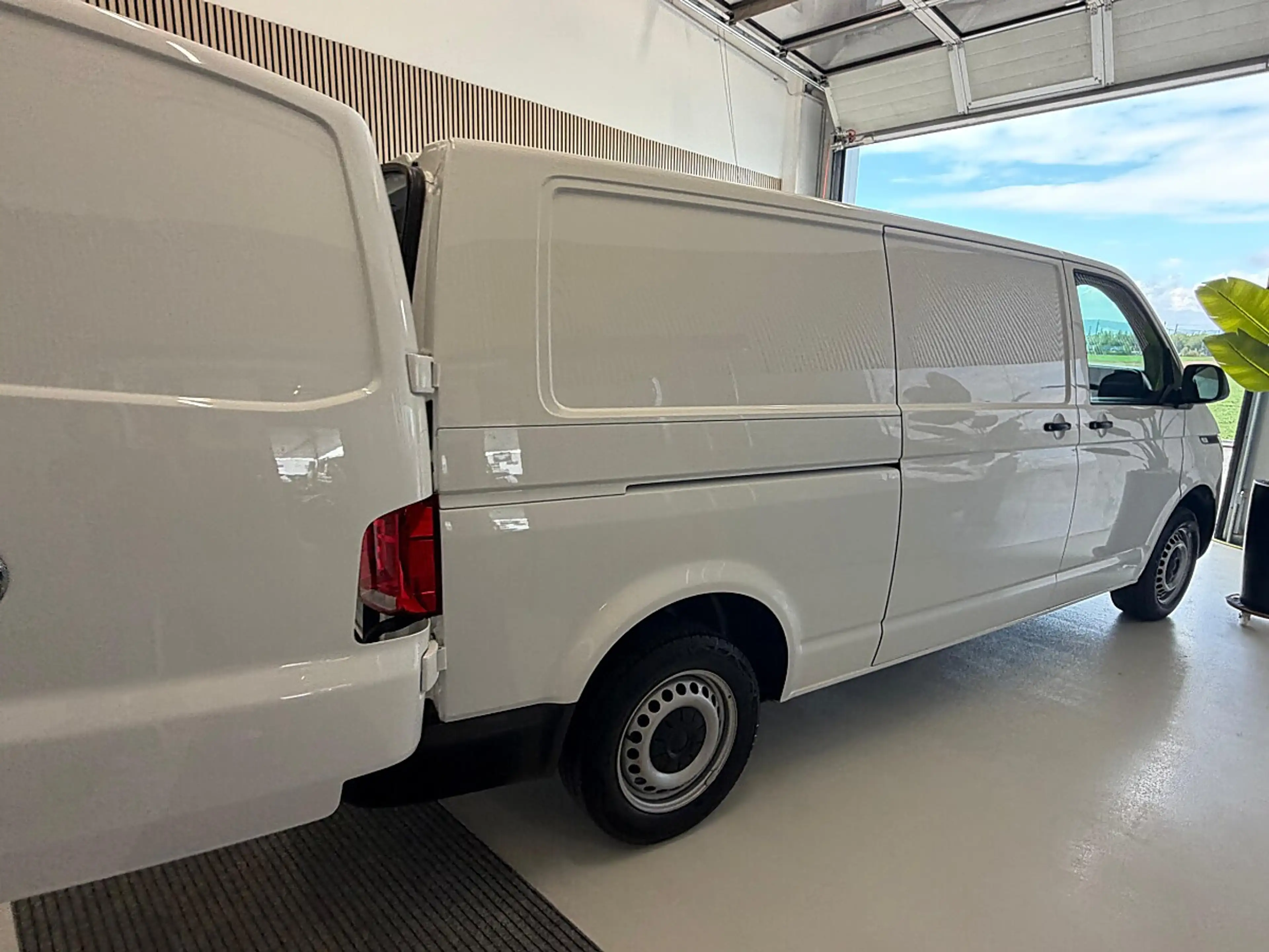 Volkswagen T6.1 Transporter LR Flügeltüren L2H1 Servotronic, Standheizung, ... — photo 15