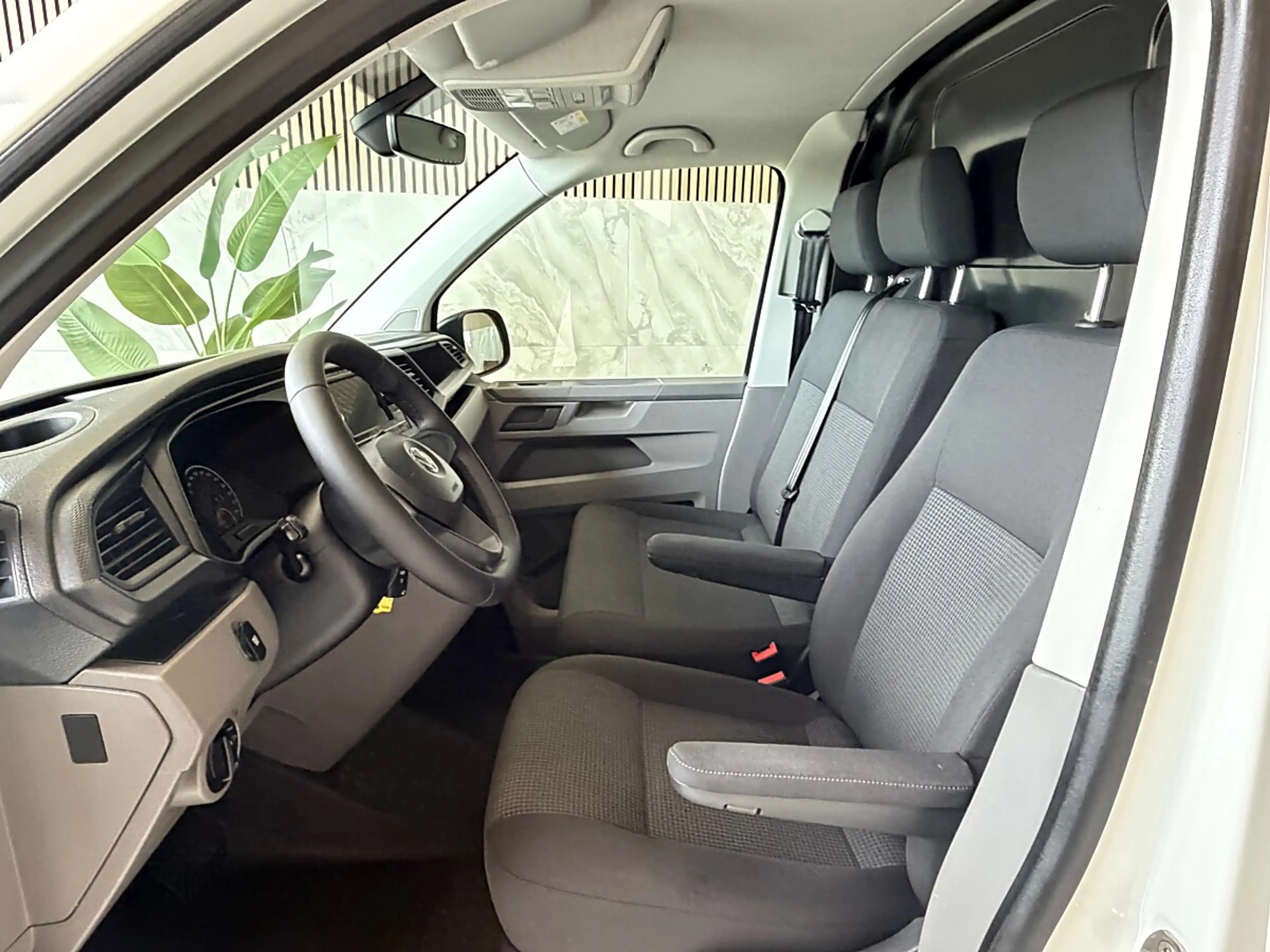 Volkswagen T6.1 Transporter LR Flügeltüren L2H1 Servotronic, Standheizung, ... — photo 9