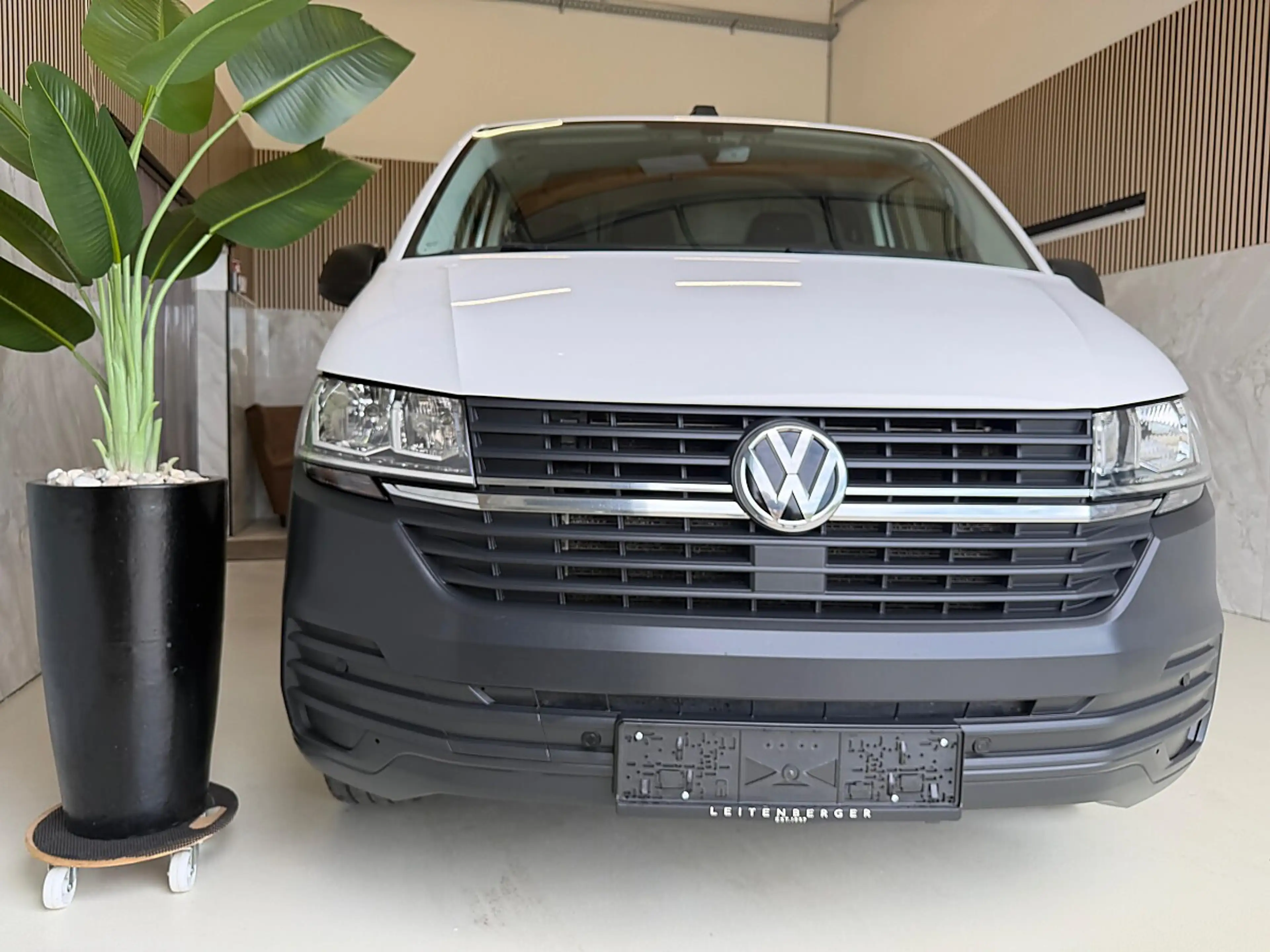 Volkswagen T6.1 Transporter LR Flügeltüren L2H1 Servotronic, Standheizung, ... — photo 3