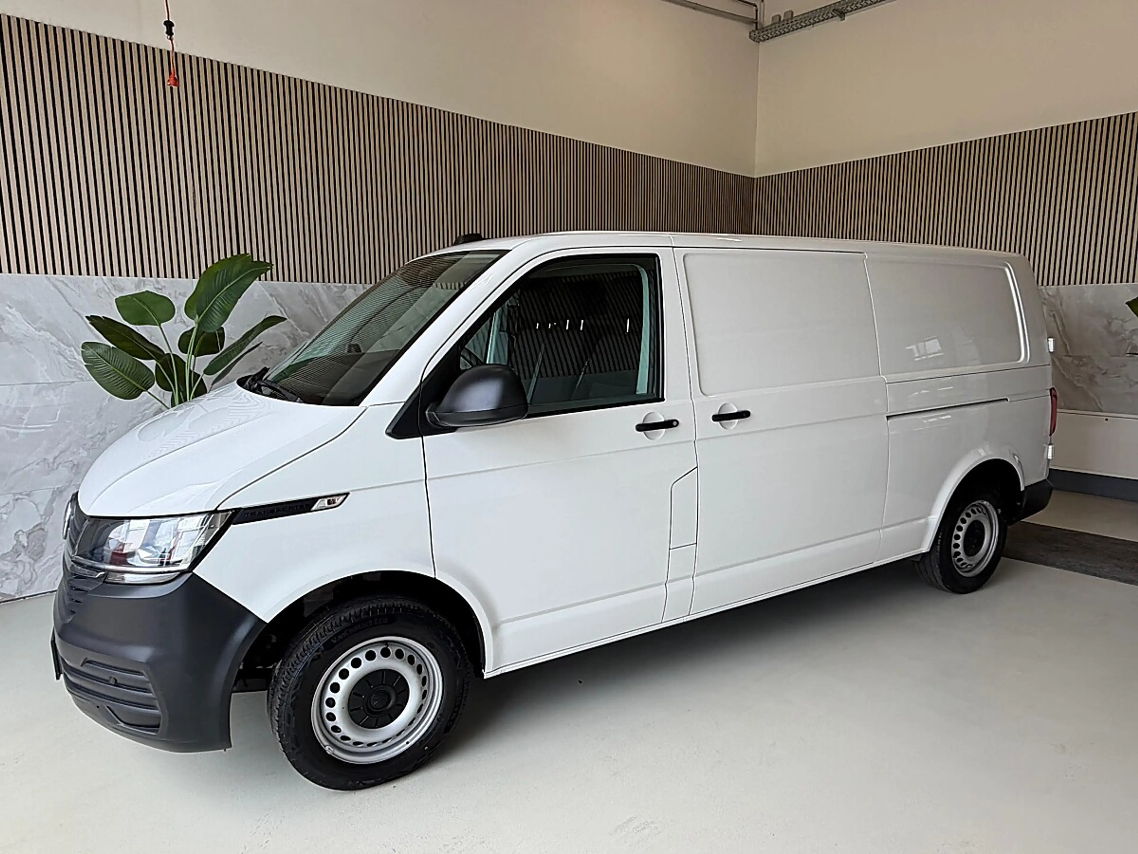 Volkswagen T6.1 Transporter LR Flügeltüren L2H1 Servotronic, Standheizung, ... — photo 4