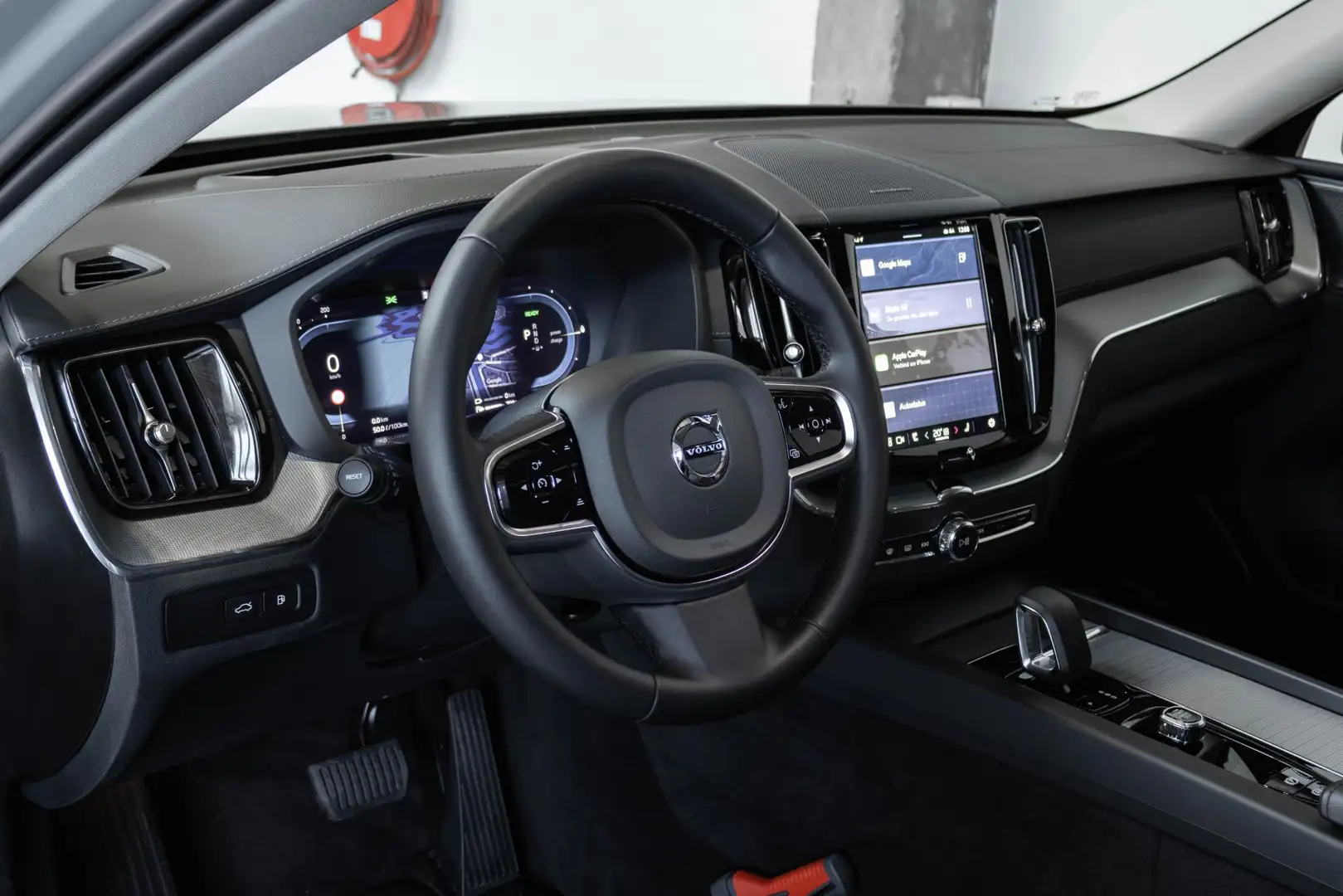 Volvo XC60 T6 Plug-in hybrid AWD Ultra Dark | Panoramadak met Grau - 2