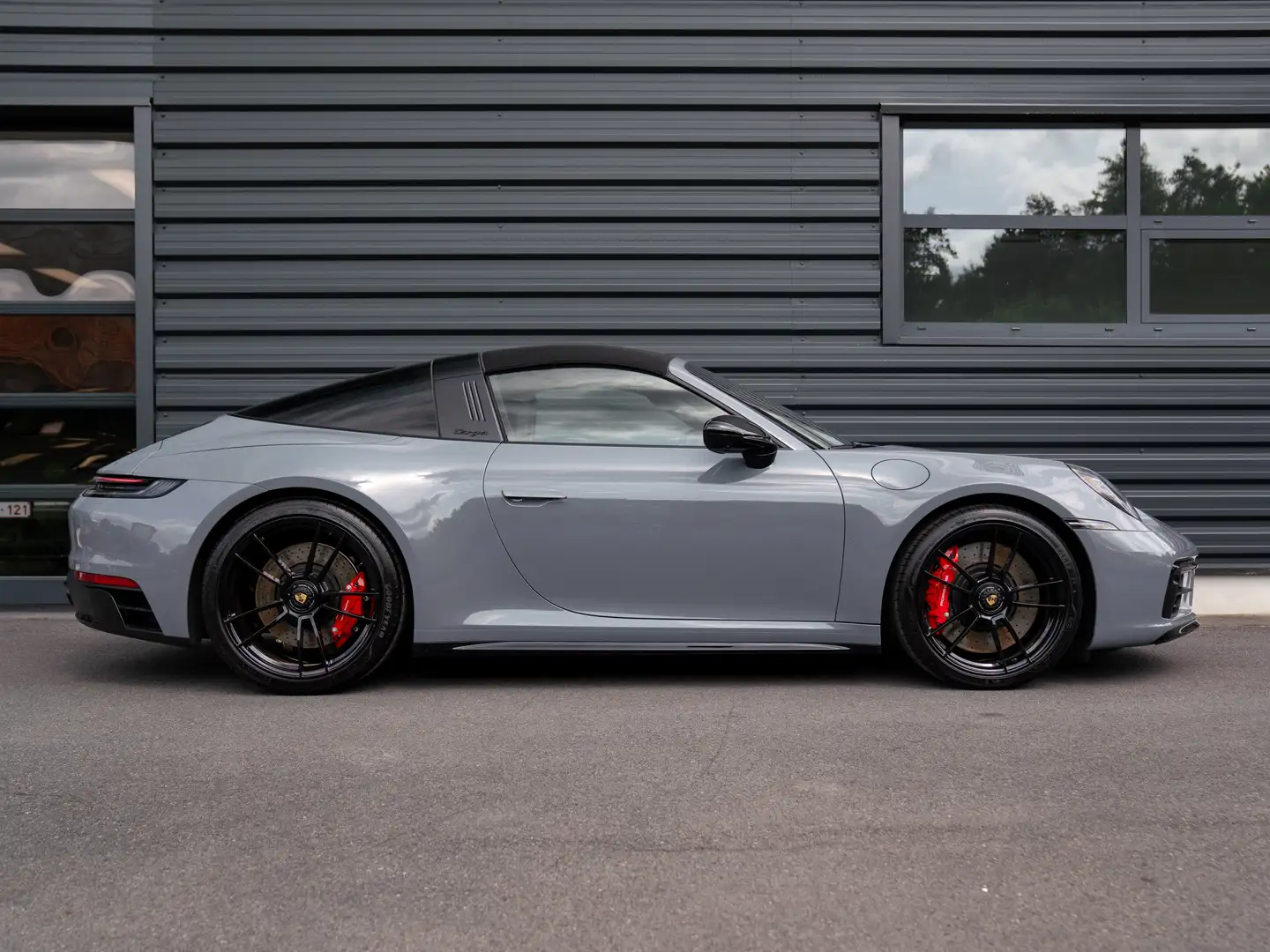 Porsche 992 Targa 4 GTS Approved Grau - 2