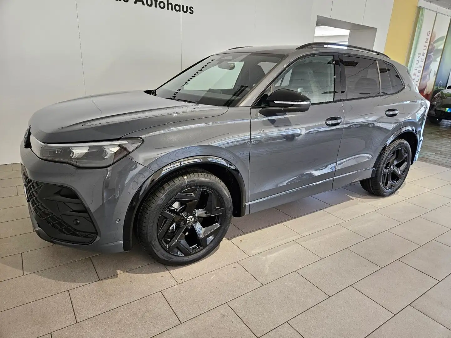 Volkswagen Tiguan 1.5 eTSI R-Line BlackStyle DSG AHK ACC RFK Grau - 2