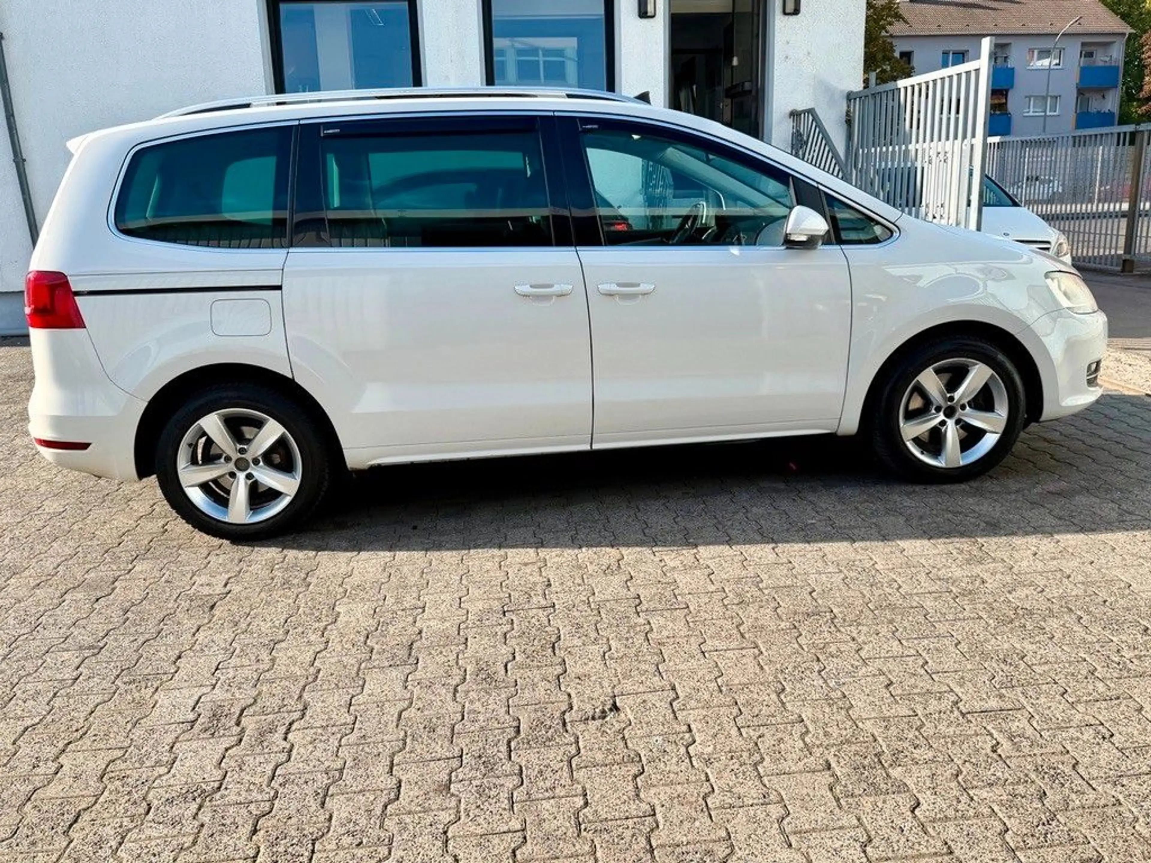 Volkswagen Sharan 2.0 TDI Highline Autom. Leder Pano BMT — photo 5