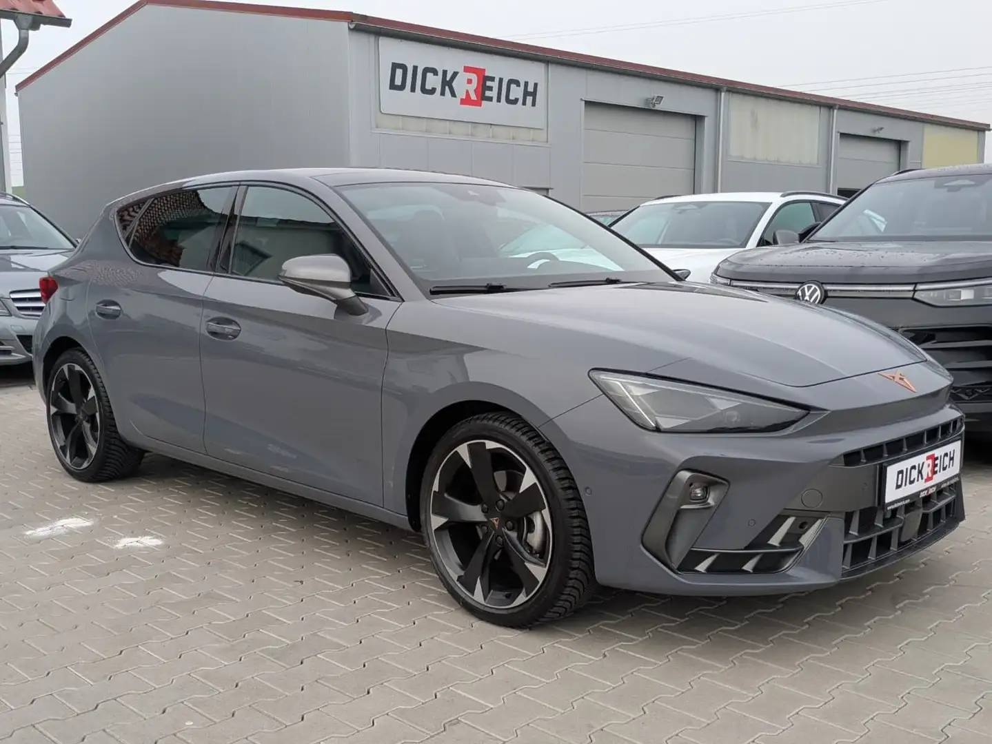 CUPRA Leon 1.5 eTSI MATRIX*PANO*ALCAN.*SENN*Drive2 Grau - 1