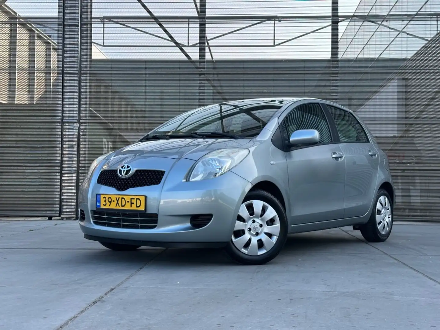 Toyota Yaris 1.3 VVTI SOL AIRCO LAGE KM !! APK 25-4-2026 !! 1e Gri - 1