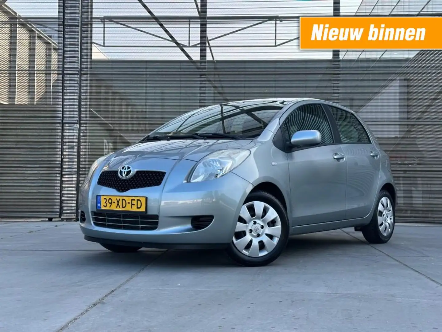Toyota Yaris 1.3 VVTI SOL AIRCO LAGE KM !! APK 25-4-2026 !! 1e Сірий - 1