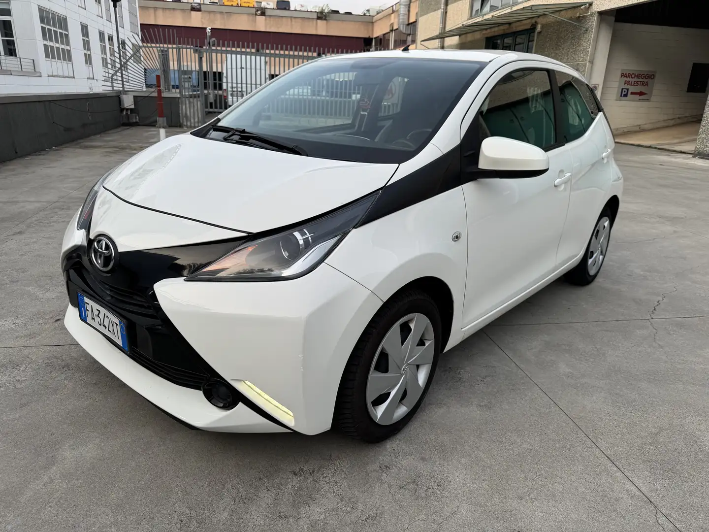 Toyota Aygo 1.0 NEOPATENTATI KM 50 MILA Bianco - 1