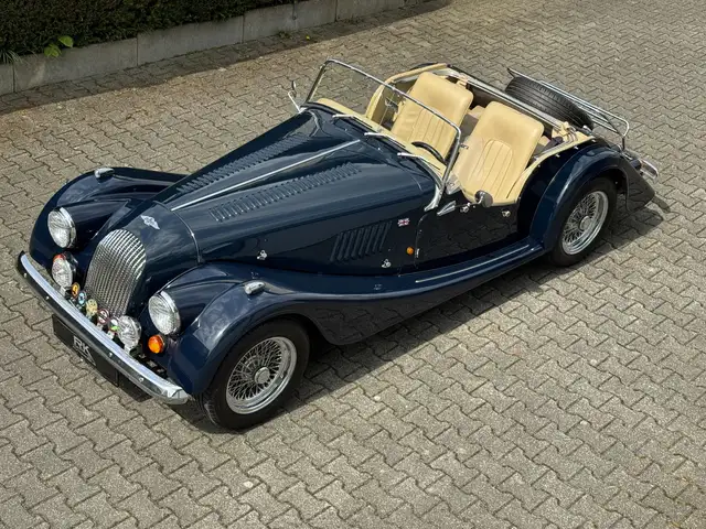 Morgan Plus 4 Roadster elegante Farbkombination