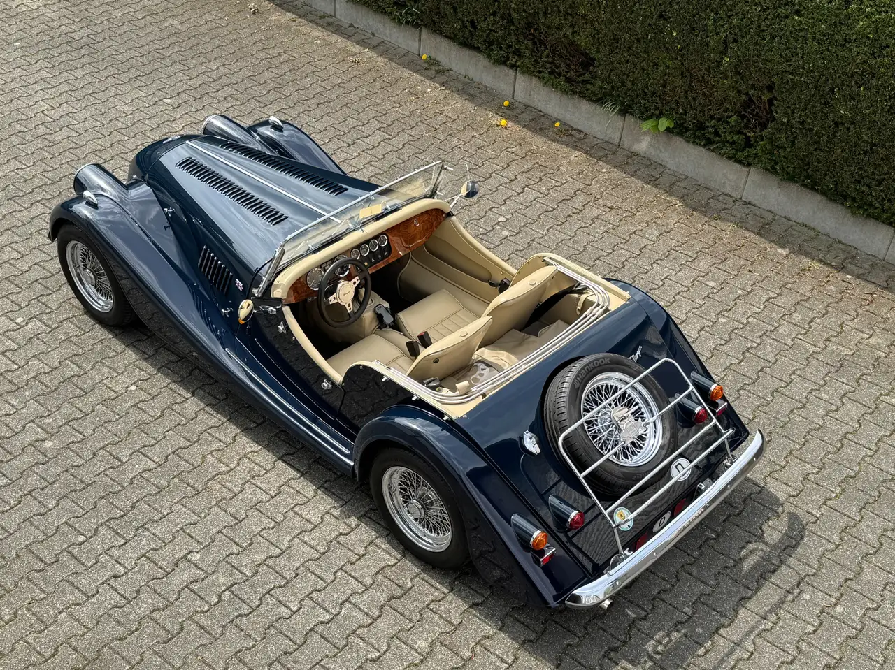 Morgan Plus 4 Roadster elegante Farbkombination, foto 3