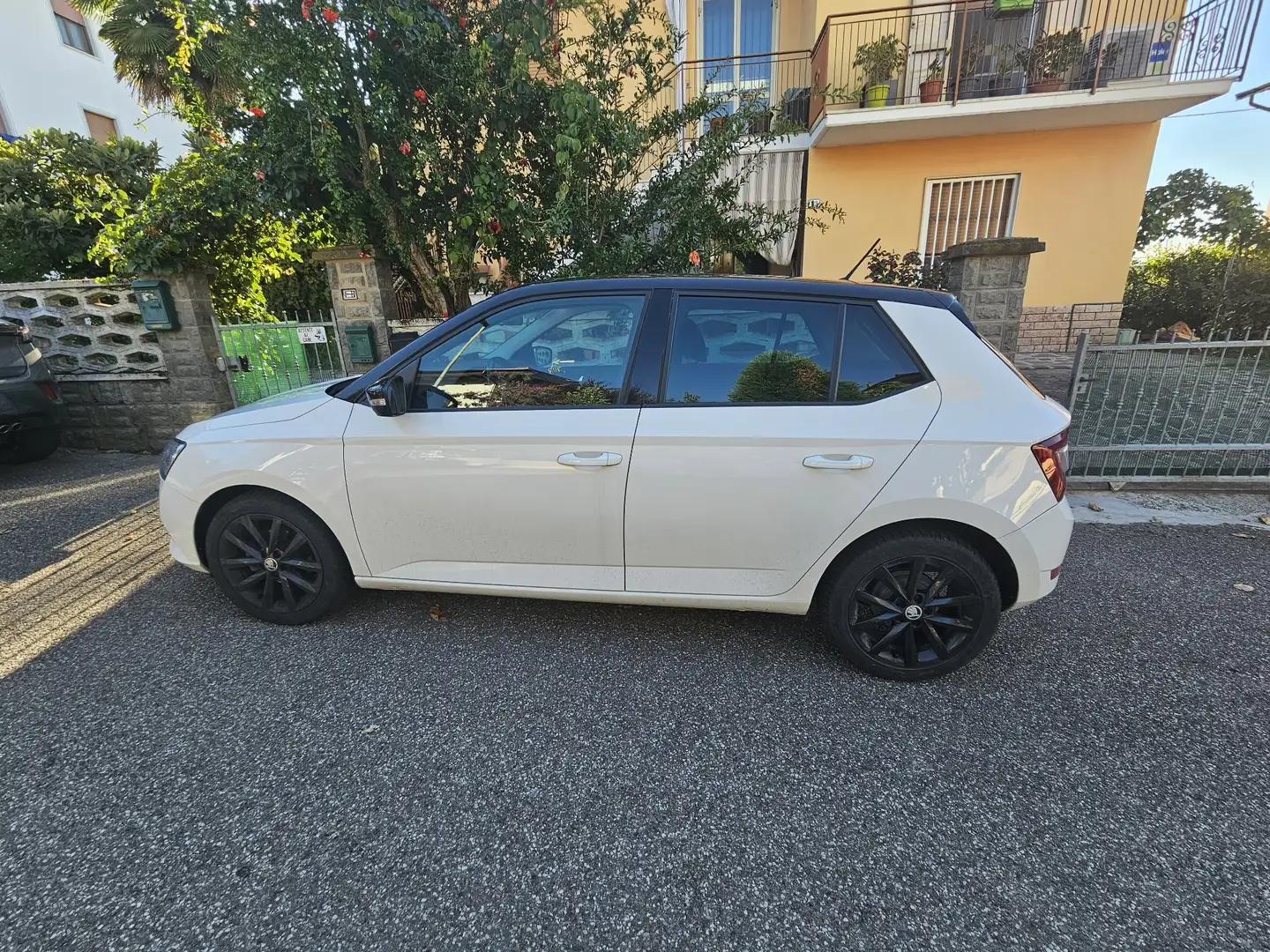 Skoda Fabia 1.0 mpi Twin Color Nero 60cv my19 Bianco - 1
