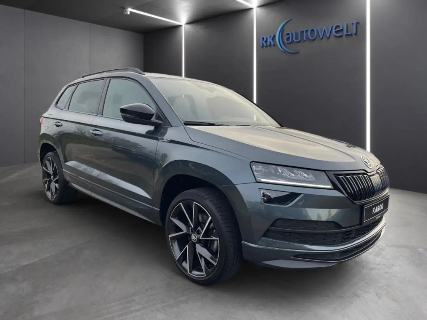 Skoda Karoq Sportline 1.5 TSI DSG Navi AHK Kamera Grijs - 2