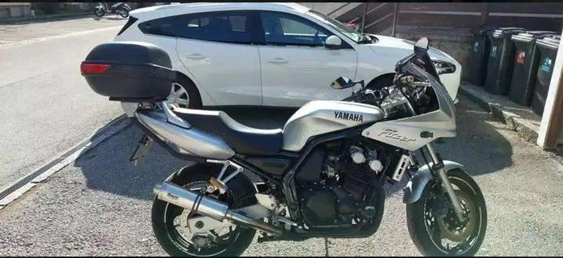 Yamaha FZS 600 Fazer Silber - 2