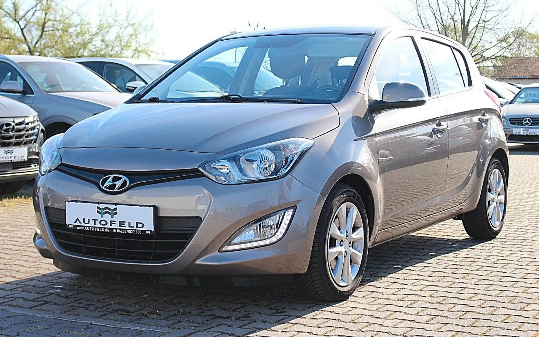 Hyundai i20 1.2/SHEFT/KLIMA/SHZ/PDC/RCAM/BT/ALLWETTER/ Grijs - 1