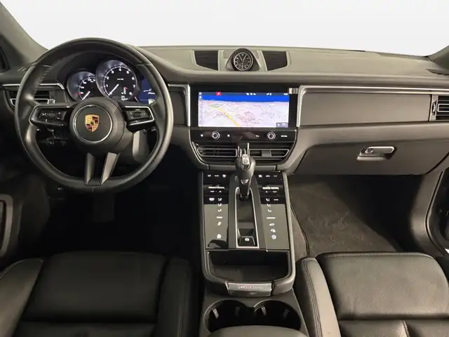 Porsche Macan view 11