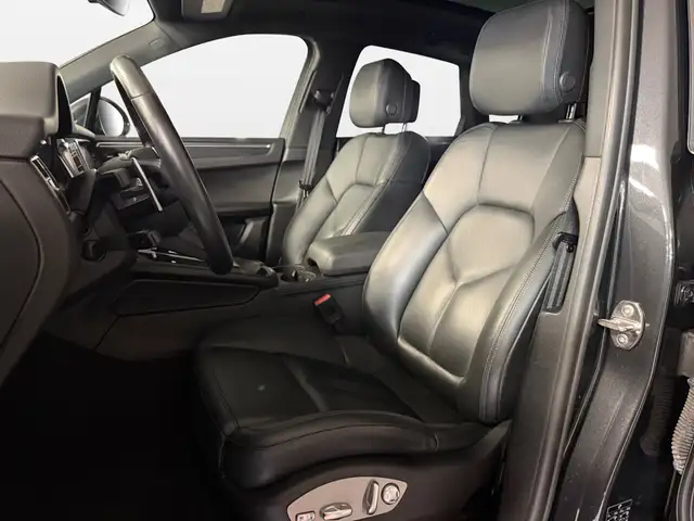 Porsche Macan view 14