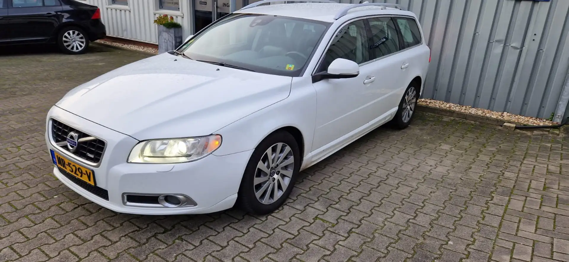 Volvo V70 1.6 DRIVe Summum Weiß - 2
